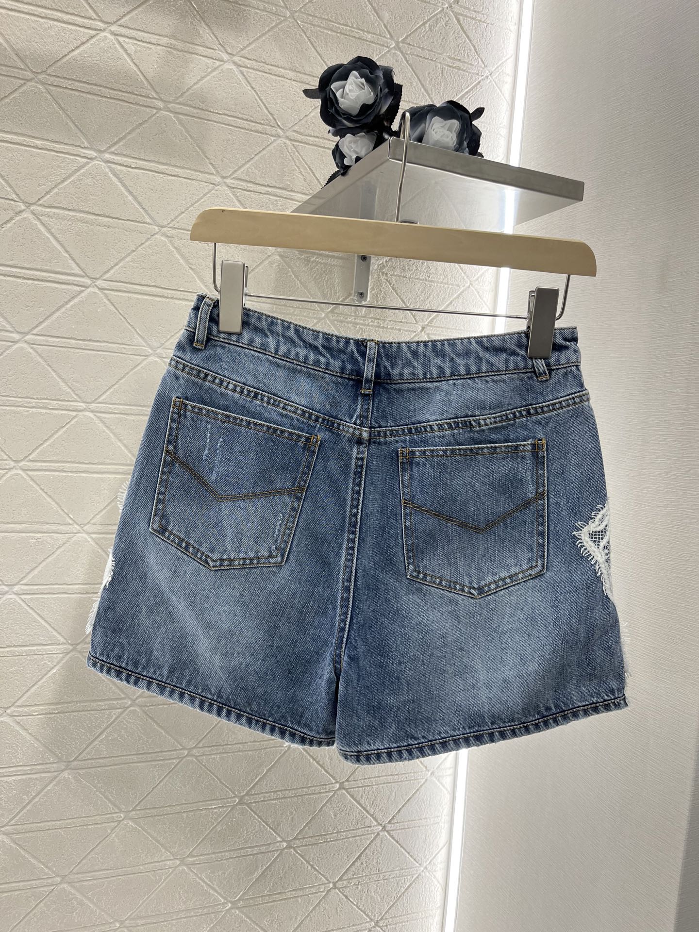 Ermanno Scervino 2025: P736 Lace-Style Jeans with High-Waist Buttons and Customized Design - 图片 2