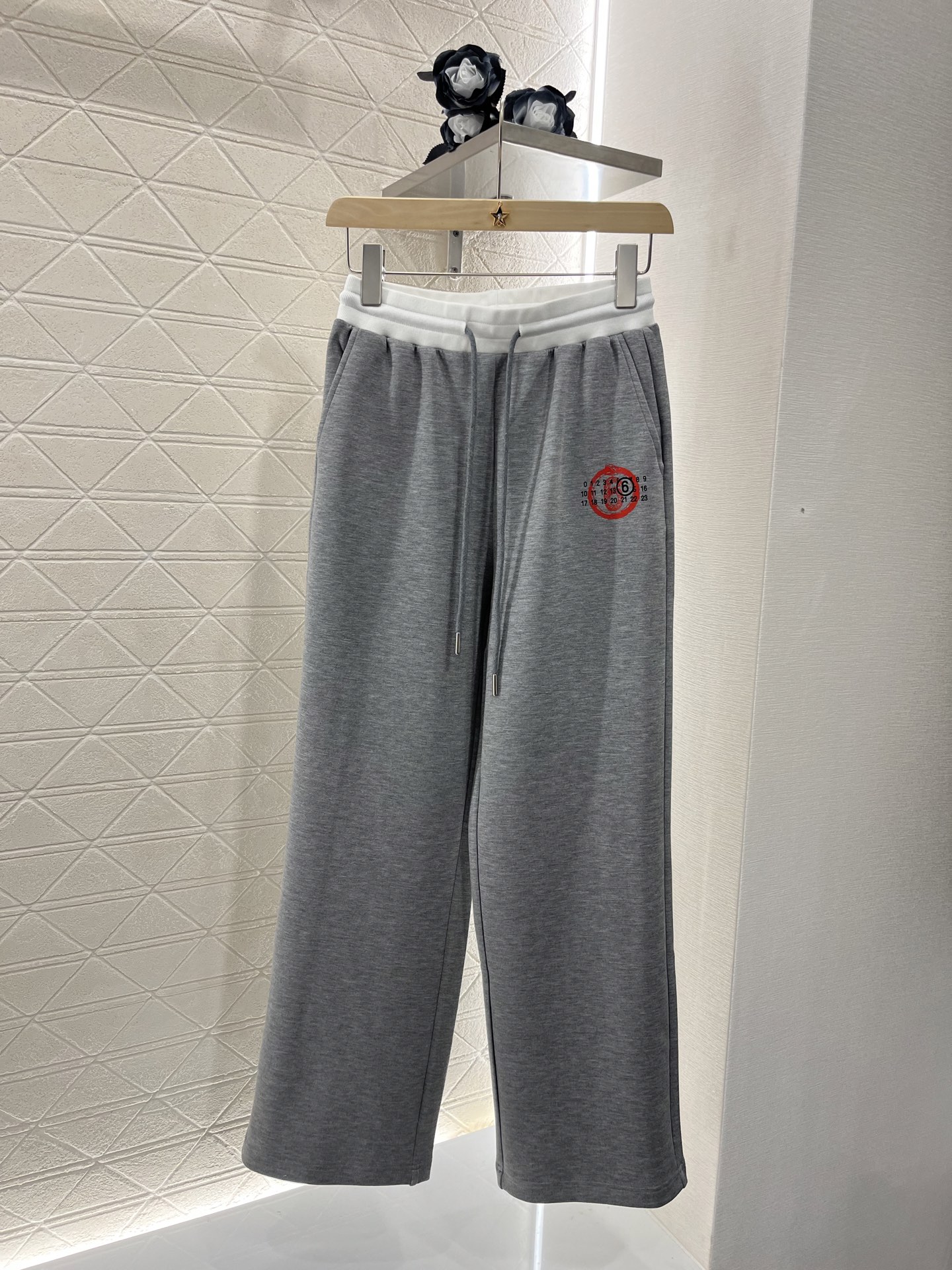 Stylish Zipper Suit with YB Silk, Cosmopolitan Design, and Brand-Styling. - 图片 7