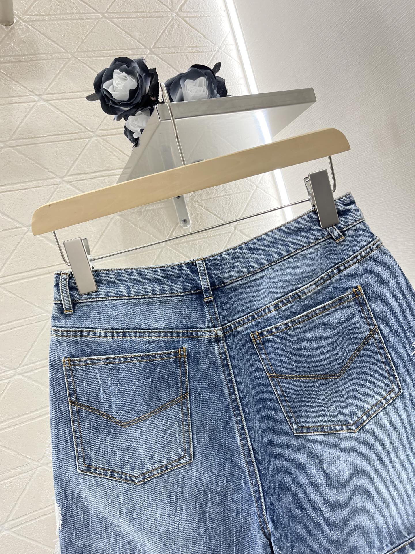 Ermanno Scervino 2025: P736 Lace-Style Jeans with High-Waist Buttons and Customized Design - 图片 4