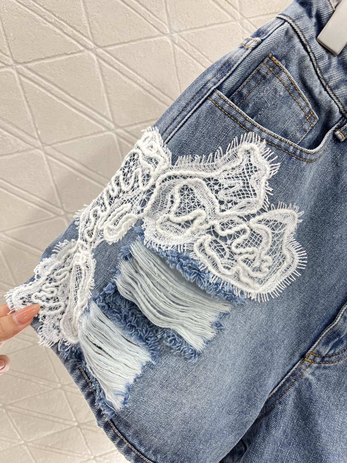 Ermanno Scervino 2025: P736 Lace-Style Jeans with High-Waist Buttons and Customized Design - 图片 5