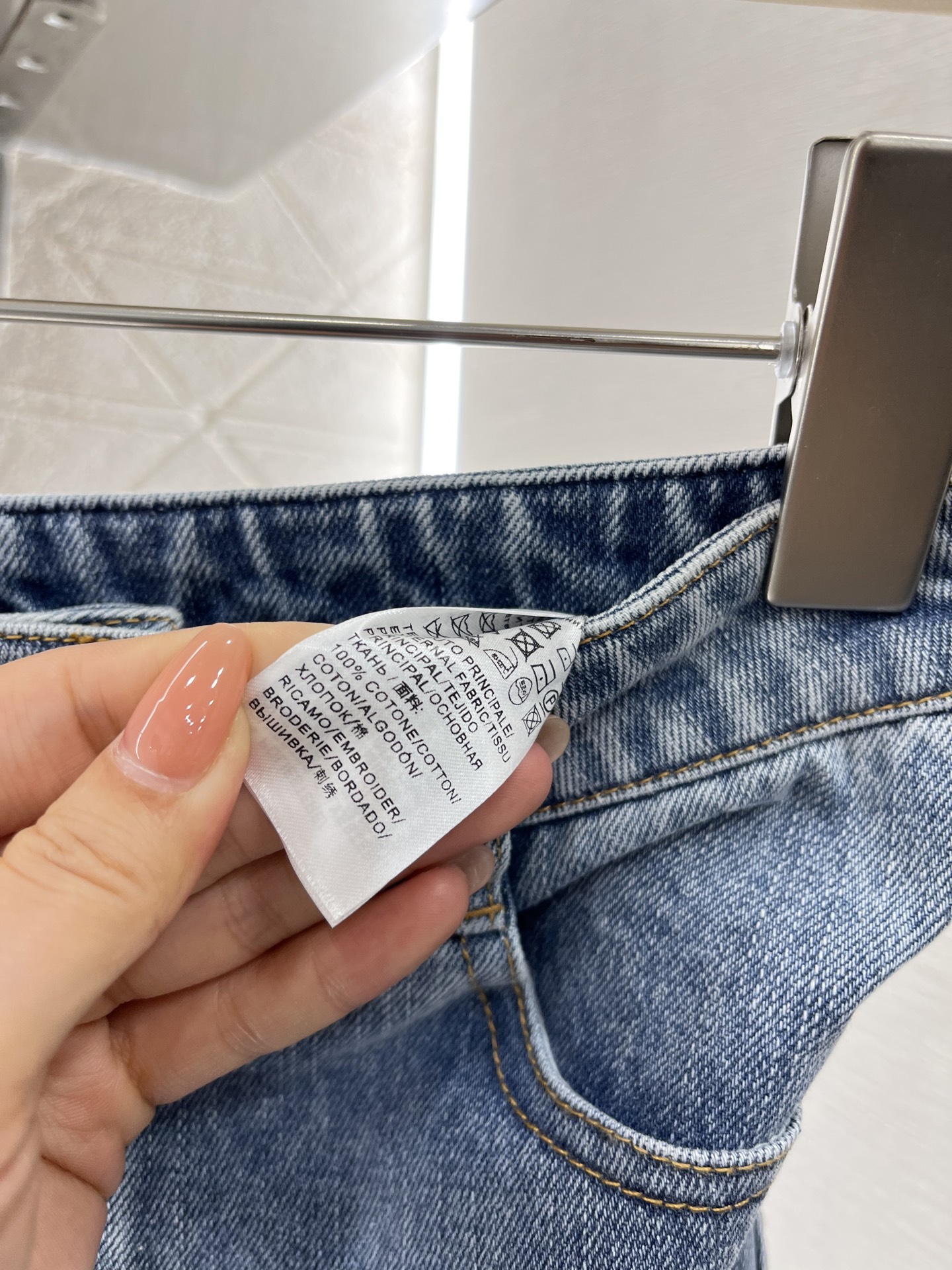 Ermanno Scervino 2025: P736 Lace-Style Jeans with High-Waist Buttons and Customized Design - 图片 9