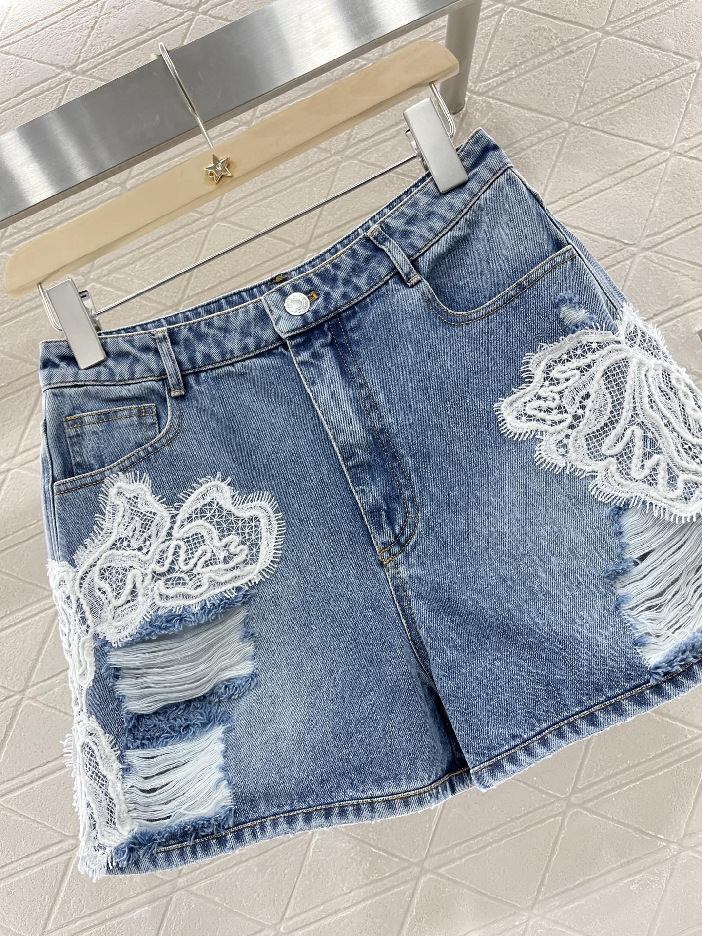 Ermanno Scervino 2025: P736 Lace-Style Jeans with High-Waist Buttons and Customized Design - 图片 6