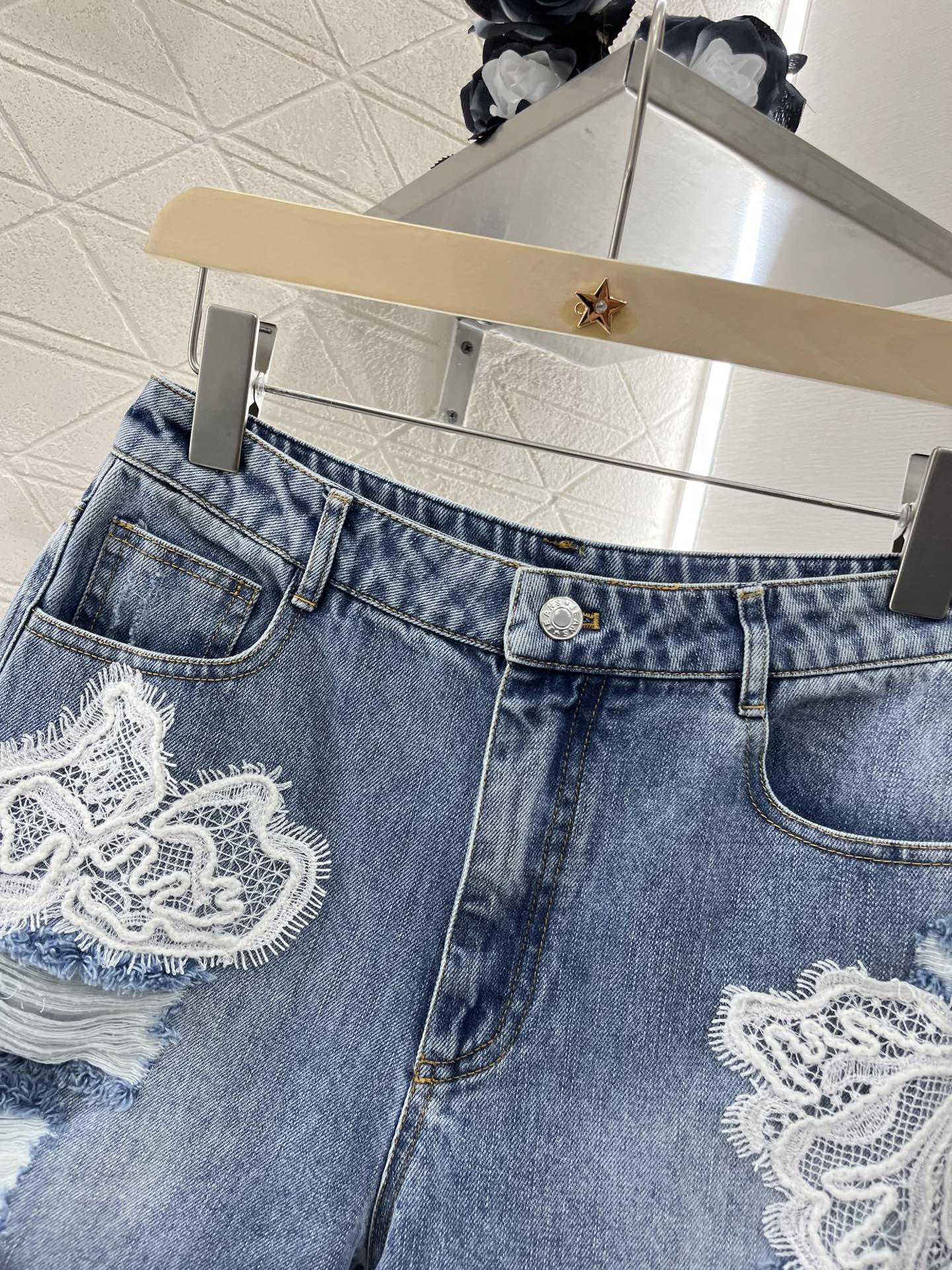 Ermanno Scervino 2025: P736 Lace-Style Jeans with High-Waist Buttons and Customized Design - 图片 3