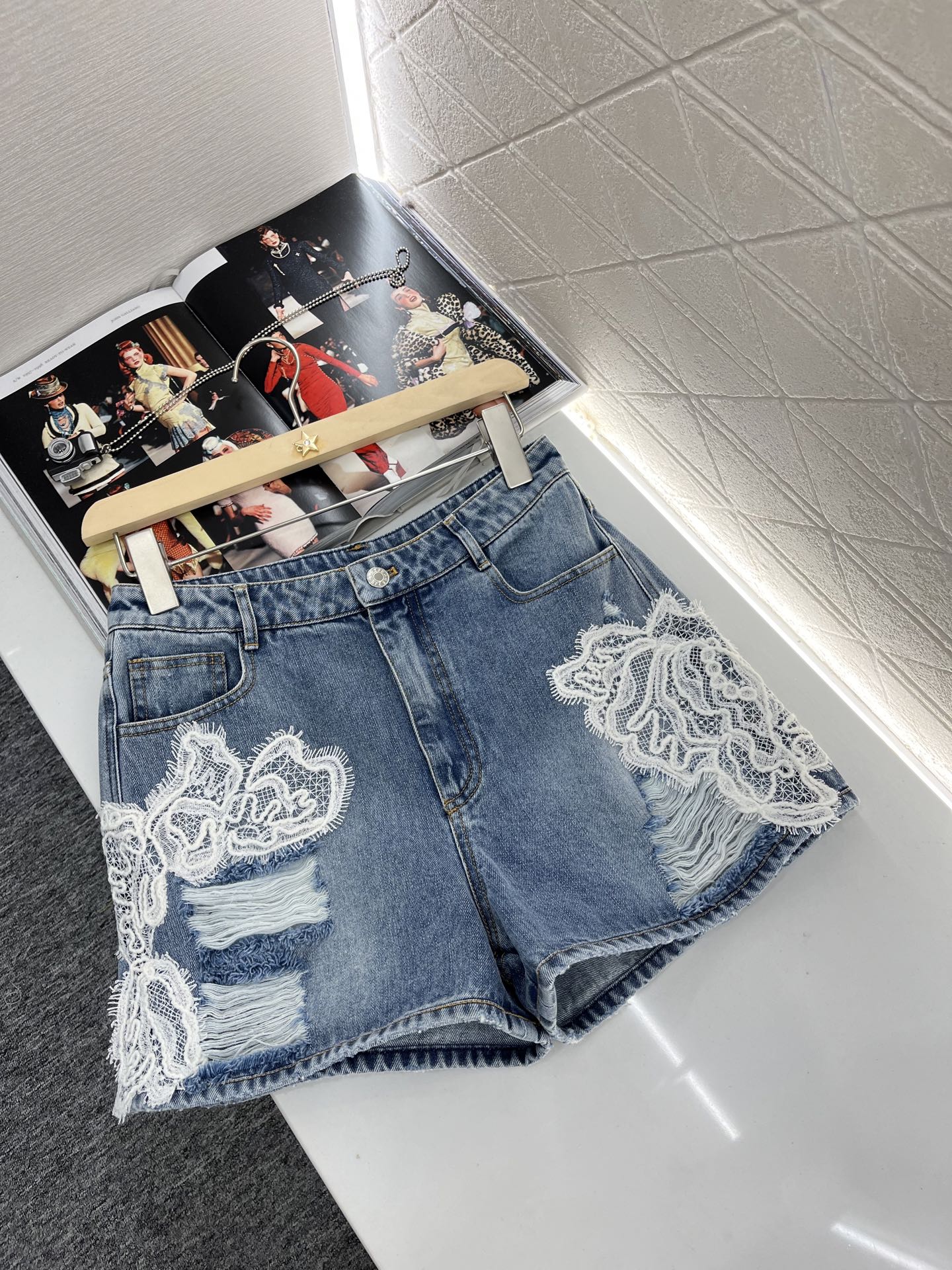 Ermanno Scervino 2025: P736 Lace-Style Jeans with High-Waist Buttons and Customized Design - 图片 8