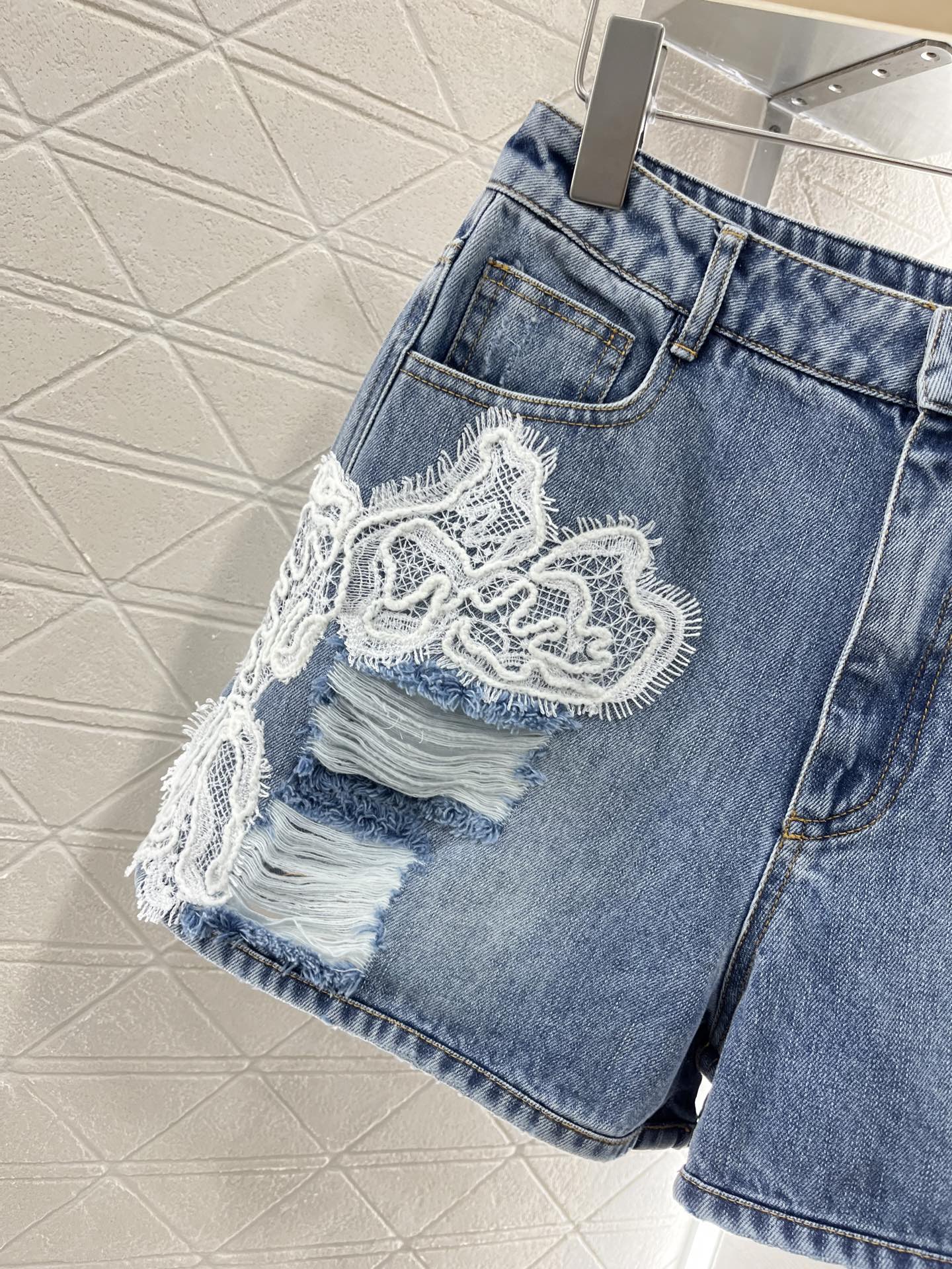 Ermanno Scervino 2025: P736 Lace-Style Jeans with High-Waist Buttons and Customized Design - 图片 7