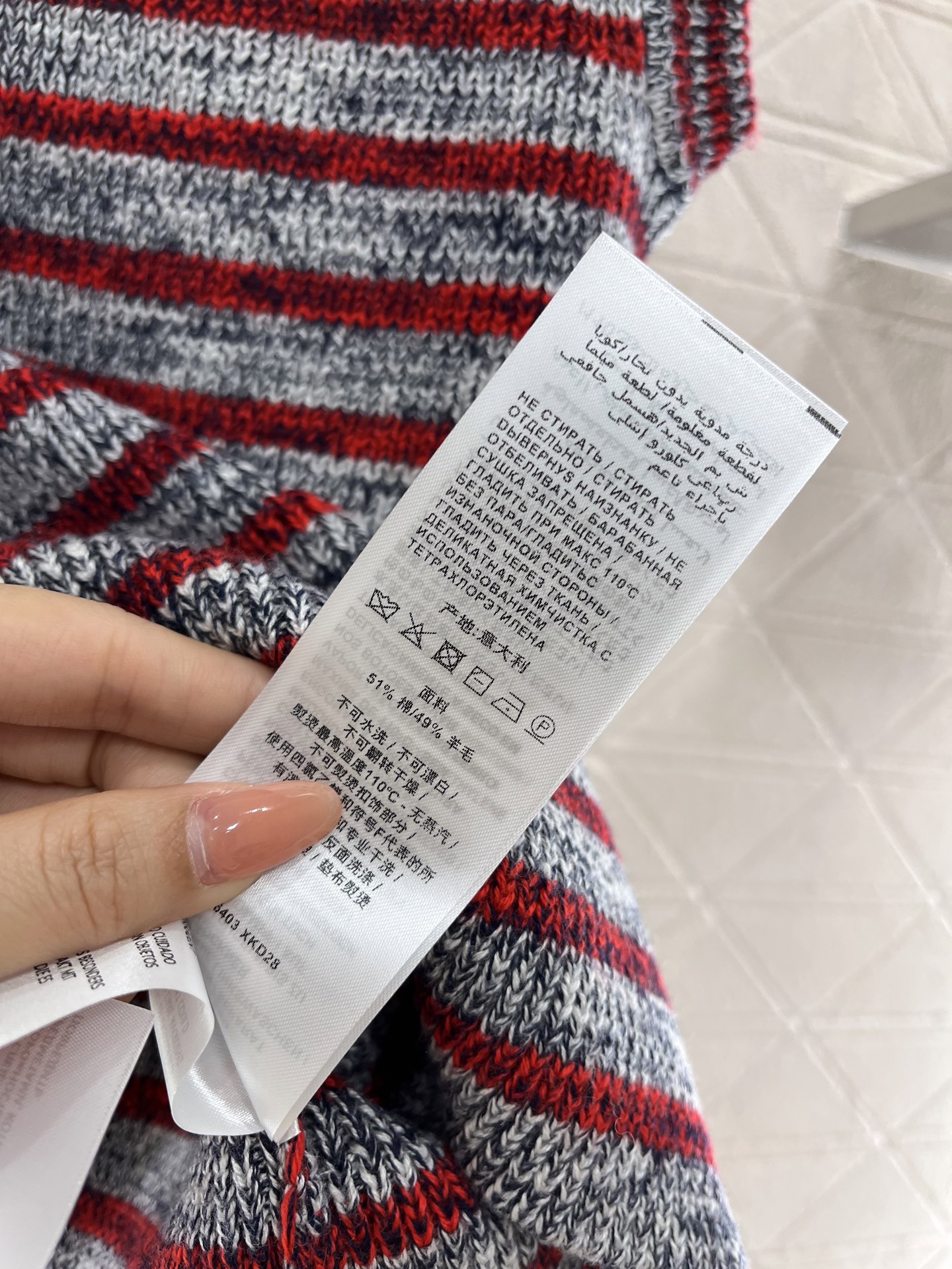 ♥Gucc*♥2025新品上架
      条纹针织背心
定制YB羊毛纱线织造 柔软亲肤 舒适有型 有明