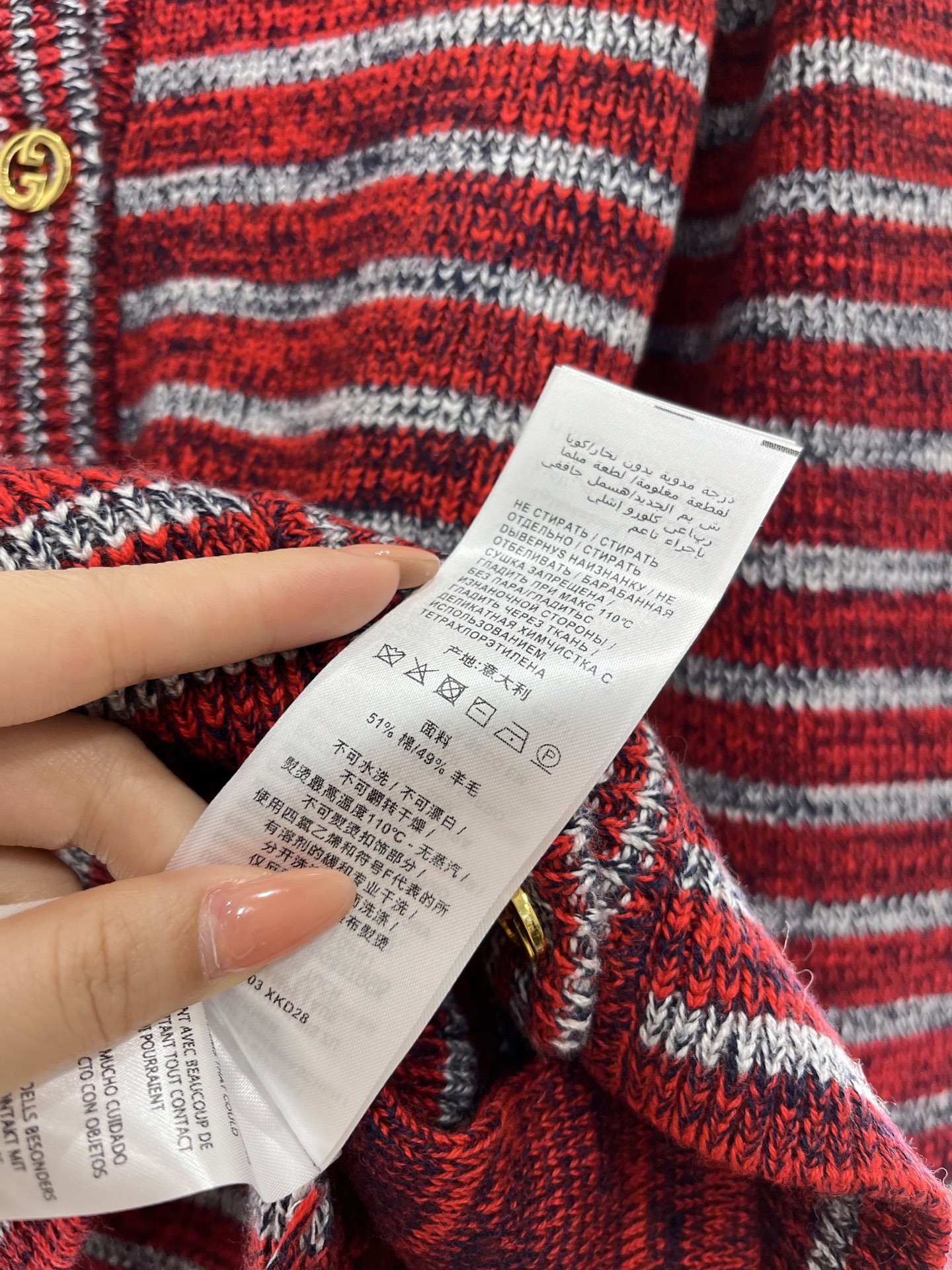 ♥Gucc*♥2025新品上架
    错色条纹针织开衫
定制YB羊毛纱线织造 柔软亲肤 舒适有型 有明