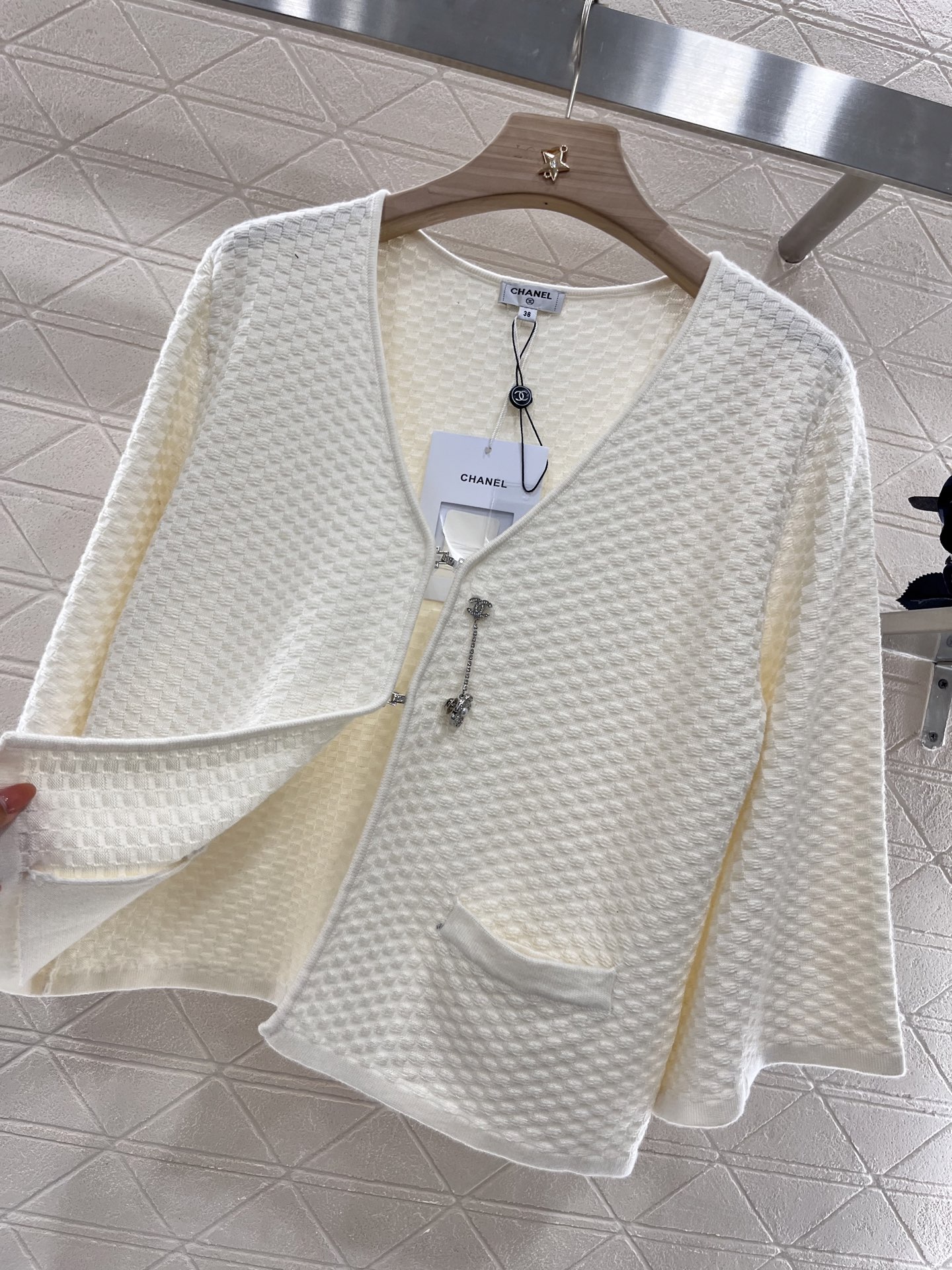 ♥Chane*♥2025新品上架
   开衩荷叶袖针织开衫
定制YB羊绒纱线织造 柔软舒适 洋气显瘦 单