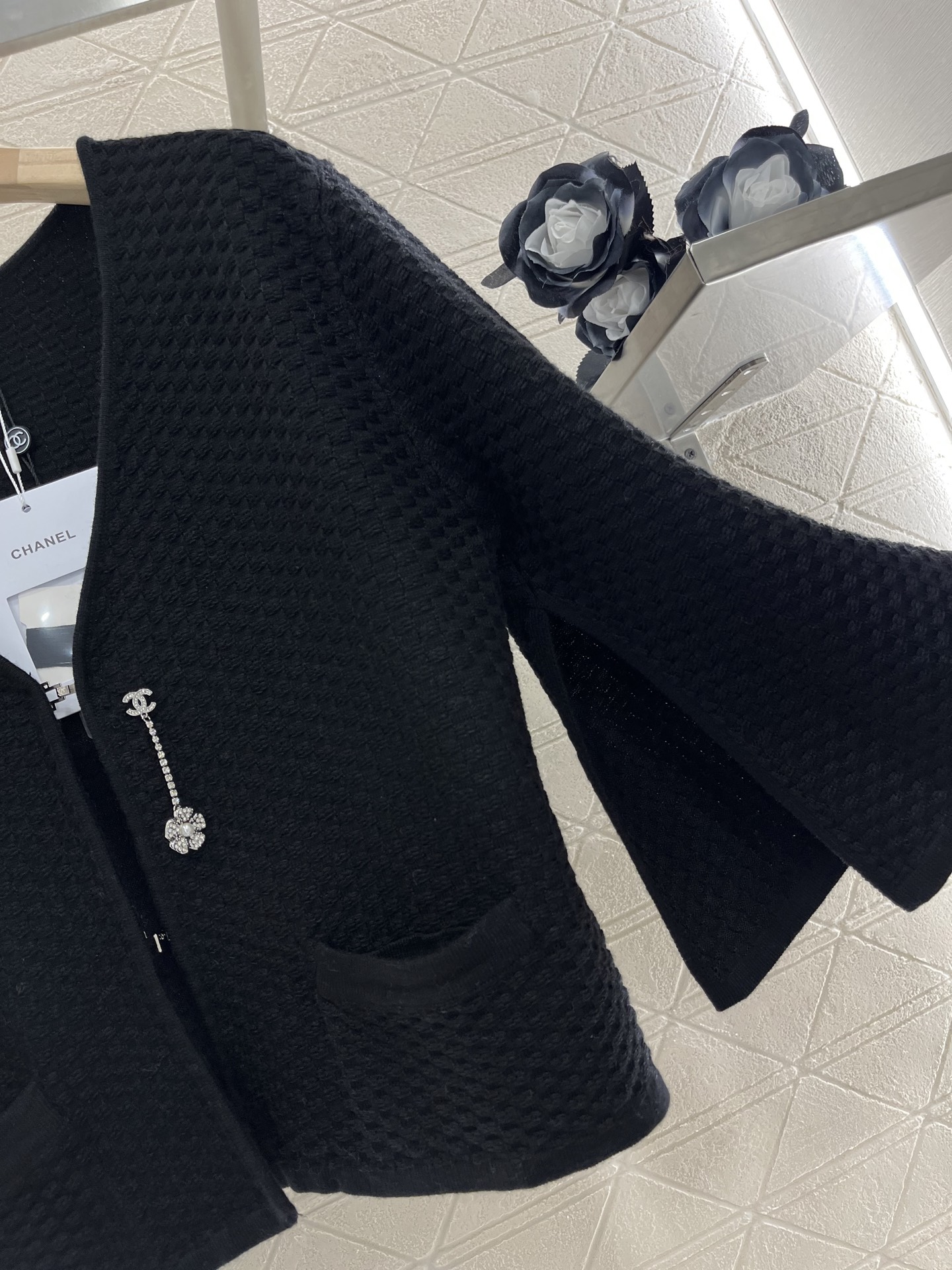 ♥Chane*♥2025新品上架
   开衩荷叶袖针织开衫
定制YB羊绒纱线织造 柔软舒适 洋气显瘦 单