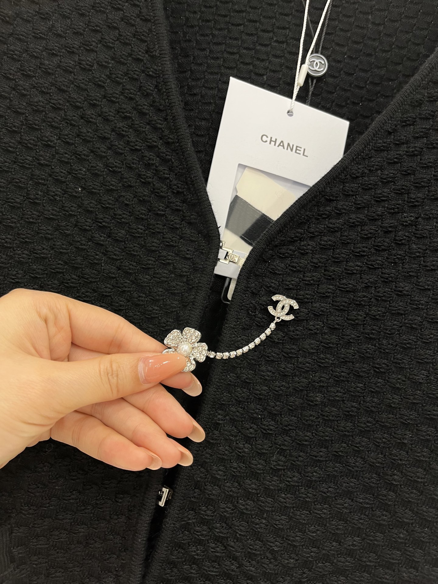 ♥Chane*♥2025新品上架
   开衩荷叶袖针织开衫
定制YB羊绒纱线织造 柔软舒适 洋气显瘦 单