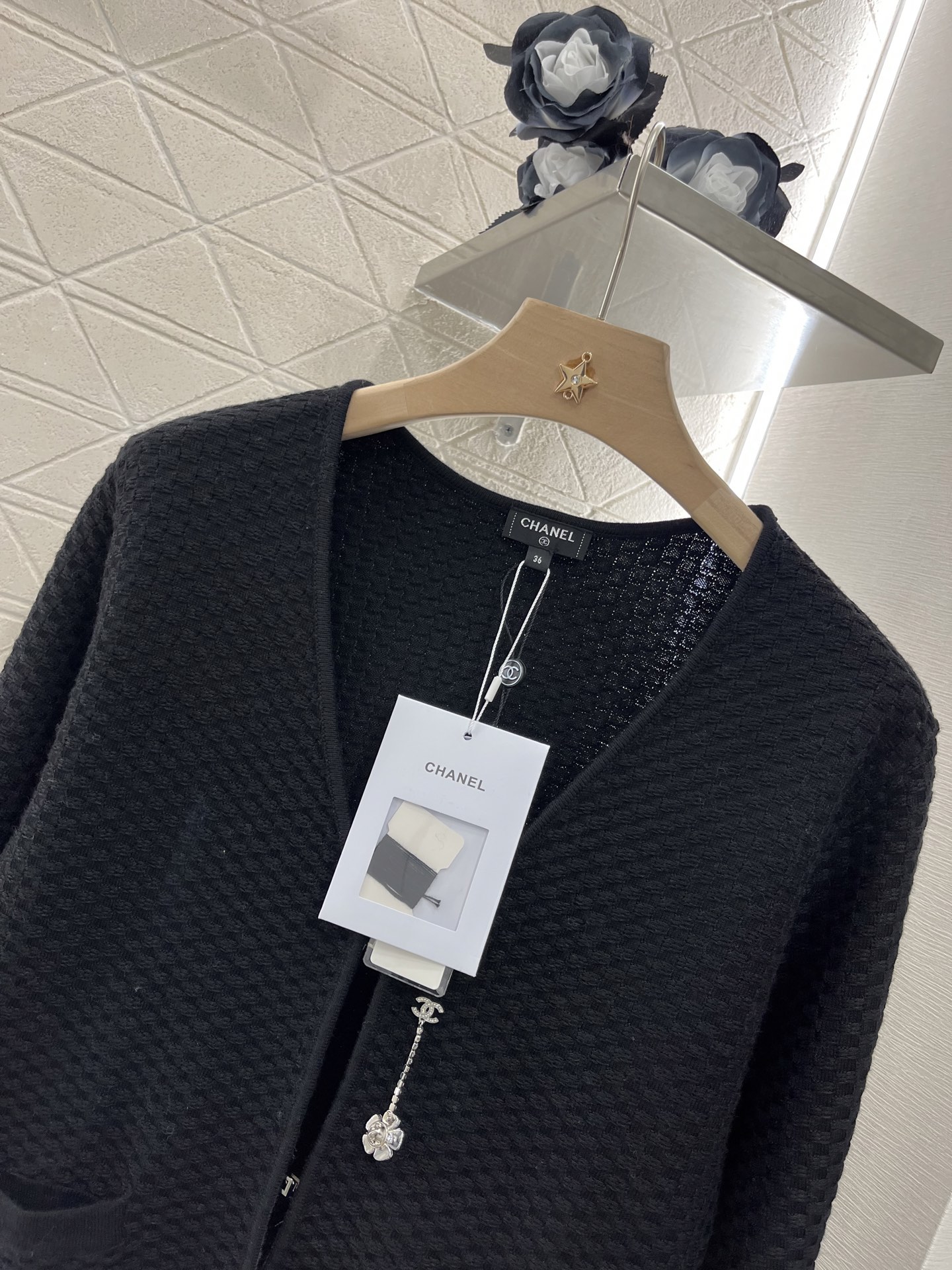 ♥Chane*♥2025新品上架
   开衩荷叶袖针织开衫
定制YB羊绒纱线织造 柔软舒适 洋气显瘦 单