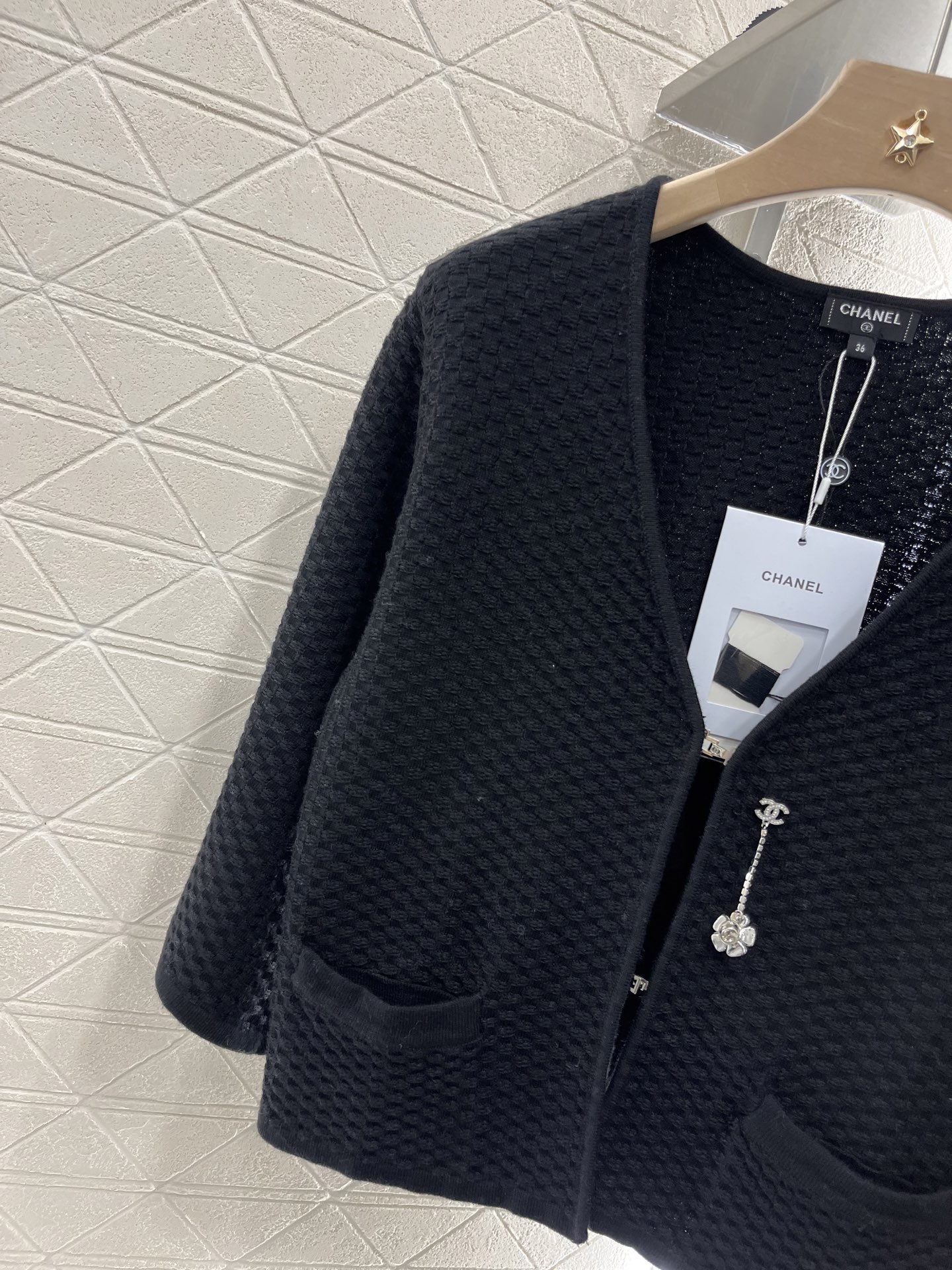 ♥Chane*♥2025新品上架
   开衩荷叶袖针织开衫
定制YB羊绒纱线织造 柔软舒适 洋气显瘦 单