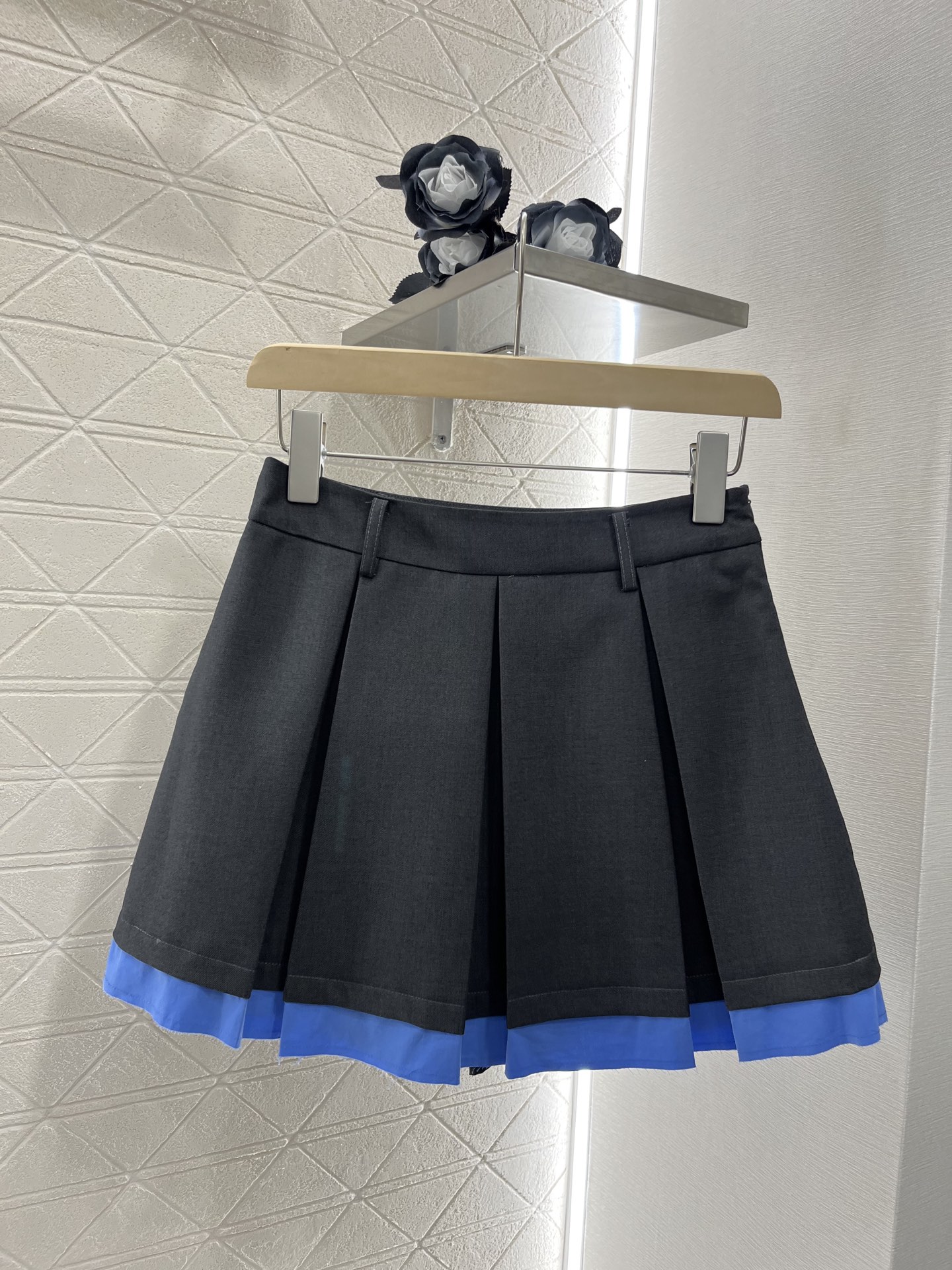 ♥Miumi*♥2025新品上架
拼接西装外套百褶半裙套装
定制YB斜纹全棉材质 质感上乘 裁剪垂顺流畅
