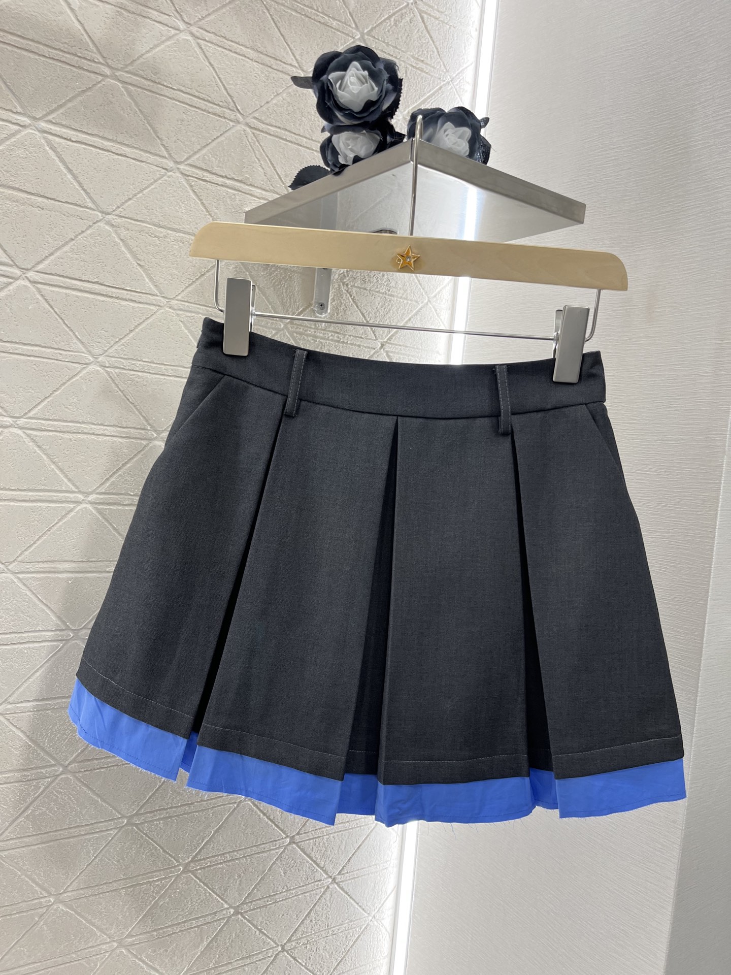 ♥Miumi*♥2025新品上架
拼接西装外套百褶半裙套装
定制YB斜纹全棉材质 质感上乘 裁剪垂顺流畅