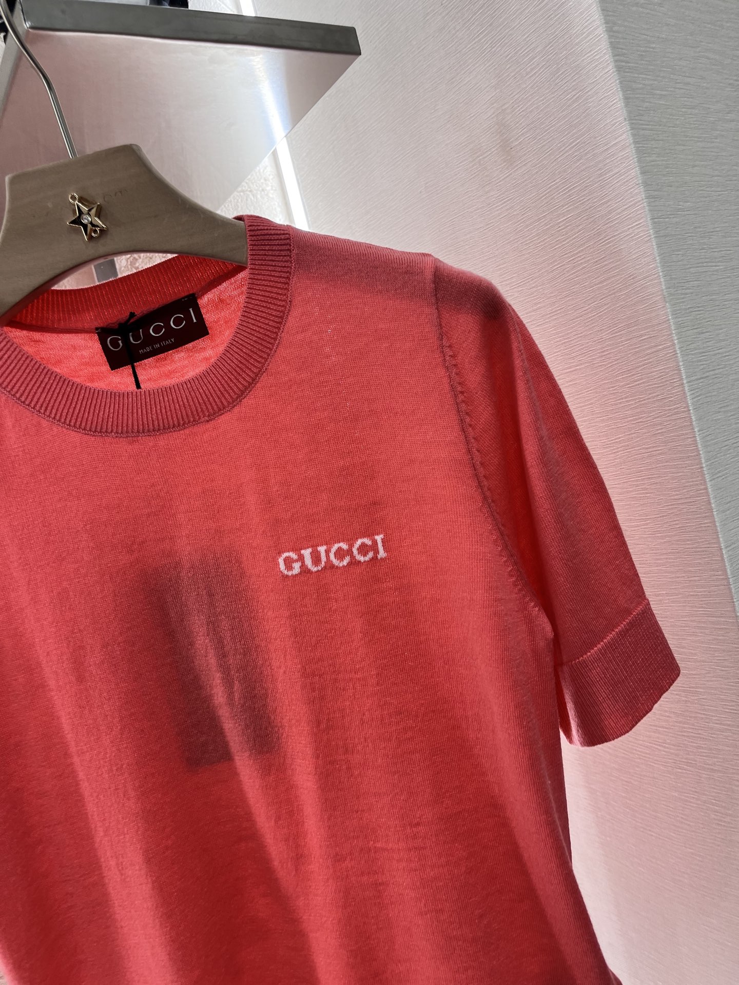 ♥Gucc*♥2025新品上架
    圆领针织短袖
定制YB羊毛纱线织造 弹力舒适 质感十足 短袖上衣