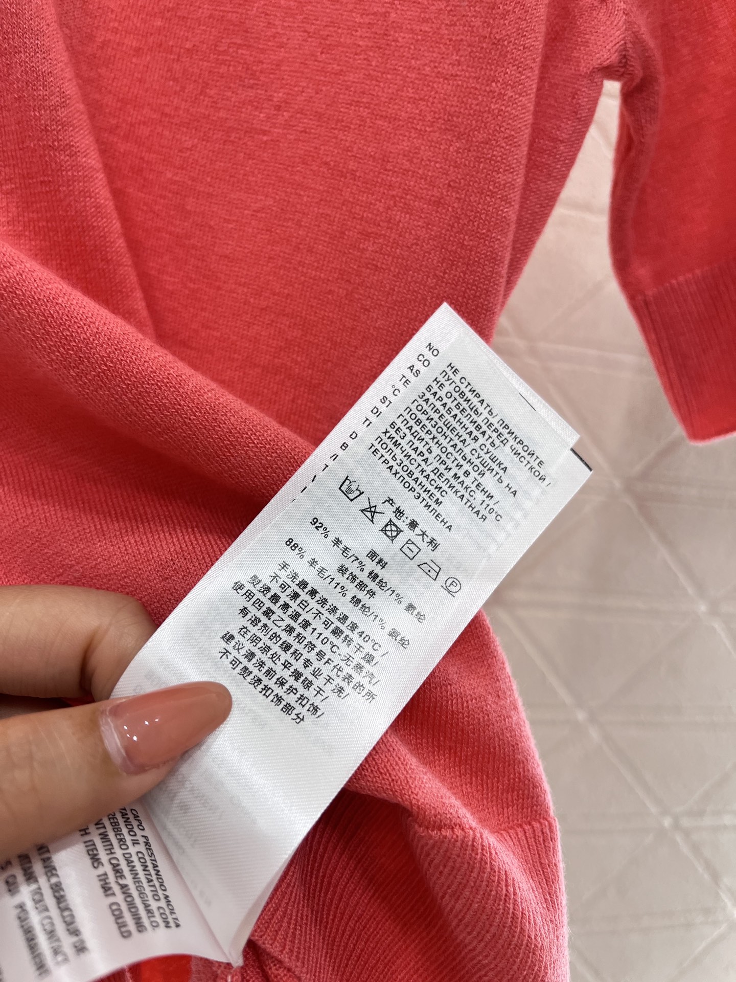 ♥Gucc*♥2025新品上架
    圆领针织短袖
定制YB羊毛纱线织造 弹力舒适 质感十足 短袖上衣