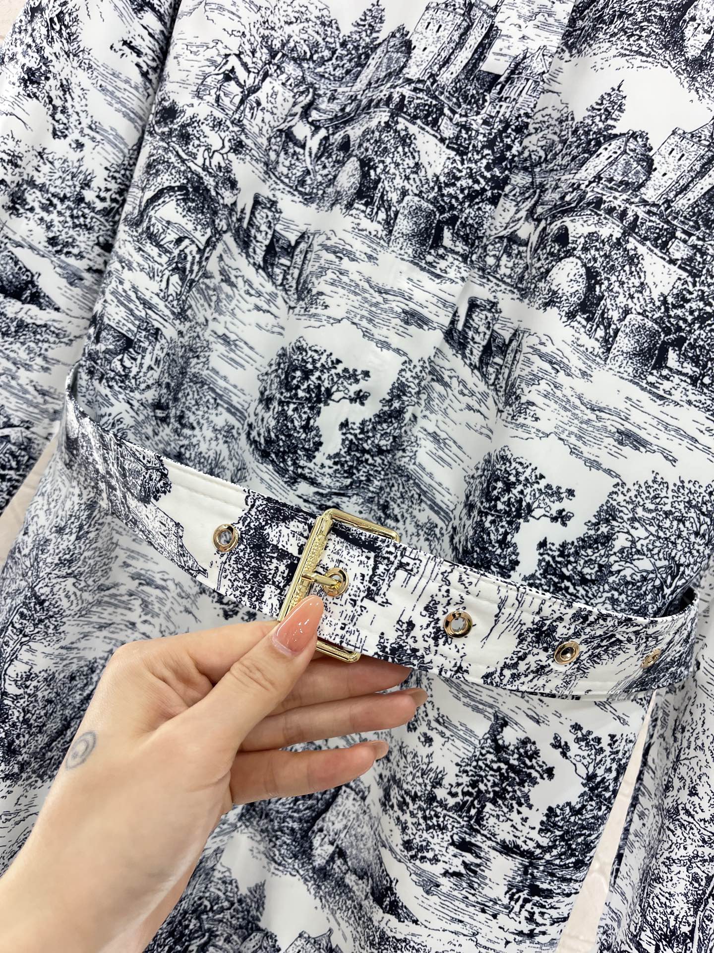 ♥Dio*♥2025新品上架
   印花腰带连衣裙
定制YB进口斜纹稠材质 透气舒适 质感十足 连衣裙通