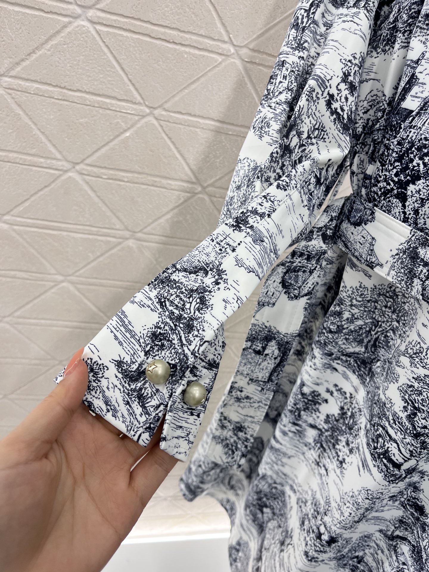 ♥Dio*♥2025新品上架
   印花腰带连衣裙
定制YB进口斜纹稠材质 透气舒适 质感十足 连衣裙通