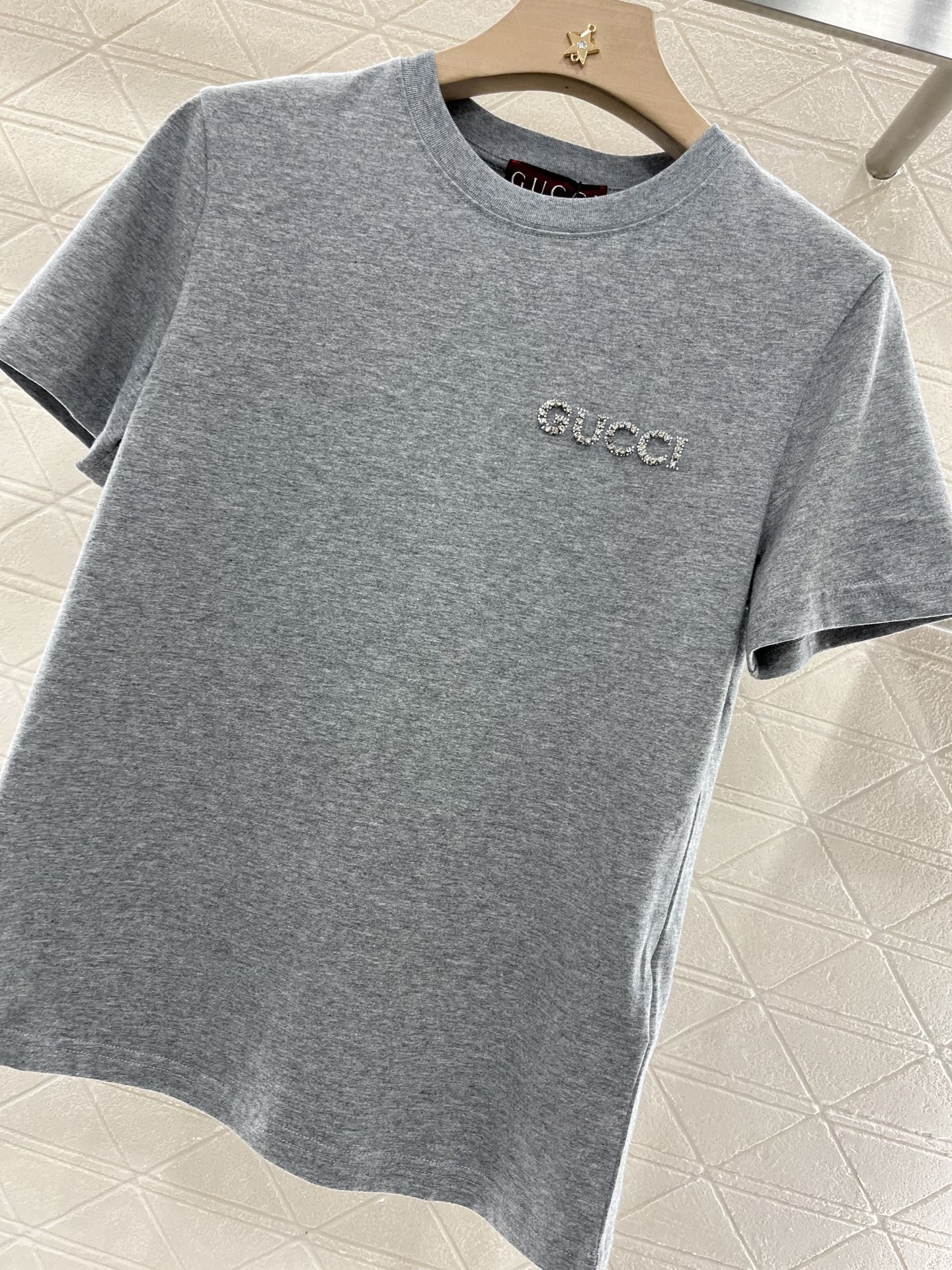 ♥Gucc*♥2025新品上架
      重工水钻字母𝑇𝑒𝑒
定制YB原生全棉材质 透气舒适 质感十足