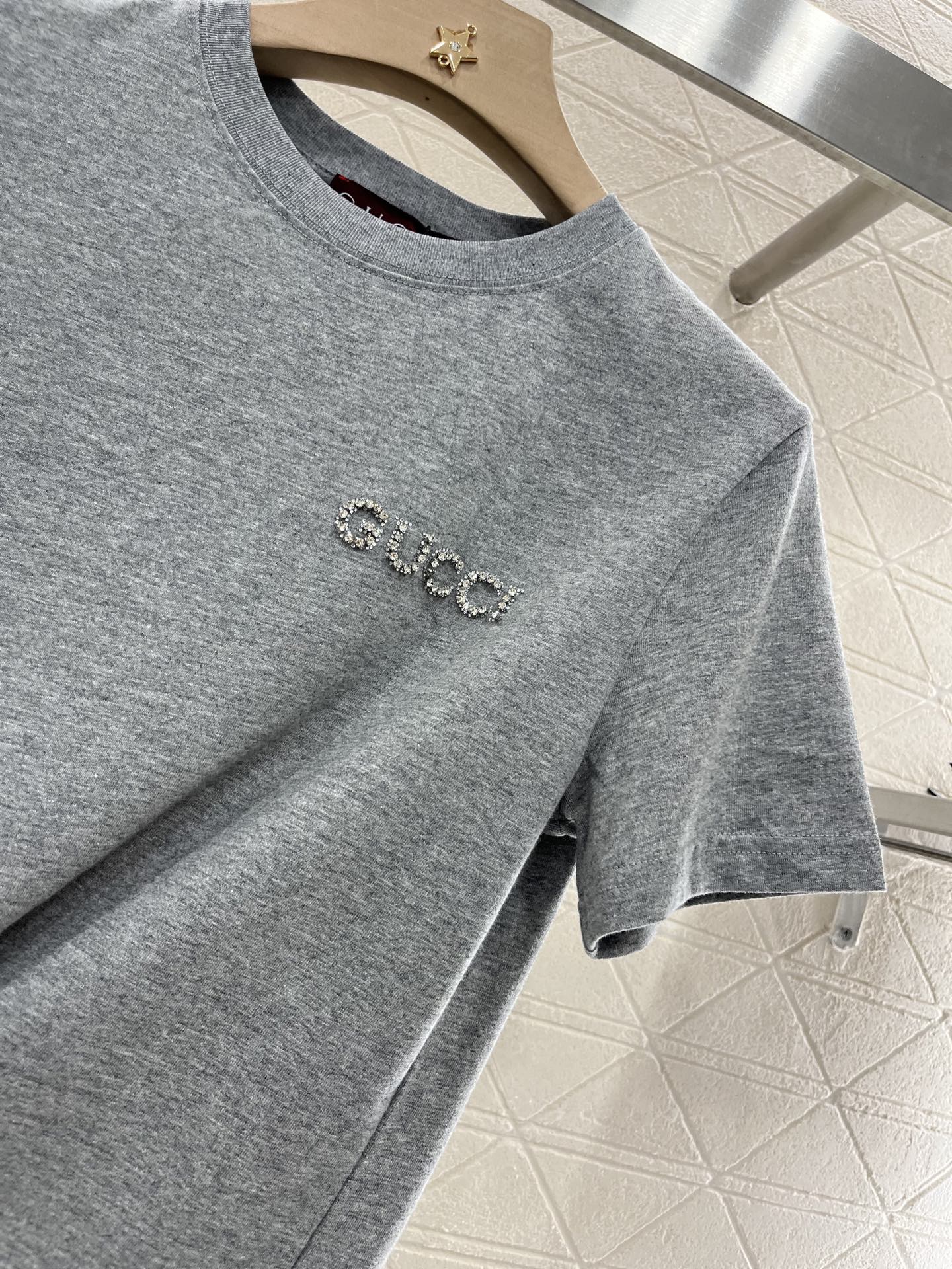 ♥Gucc*♥2025新品上架
      重工水钻字母𝑇𝑒𝑒
定制YB原生全棉材质 透气舒适 质感十足
