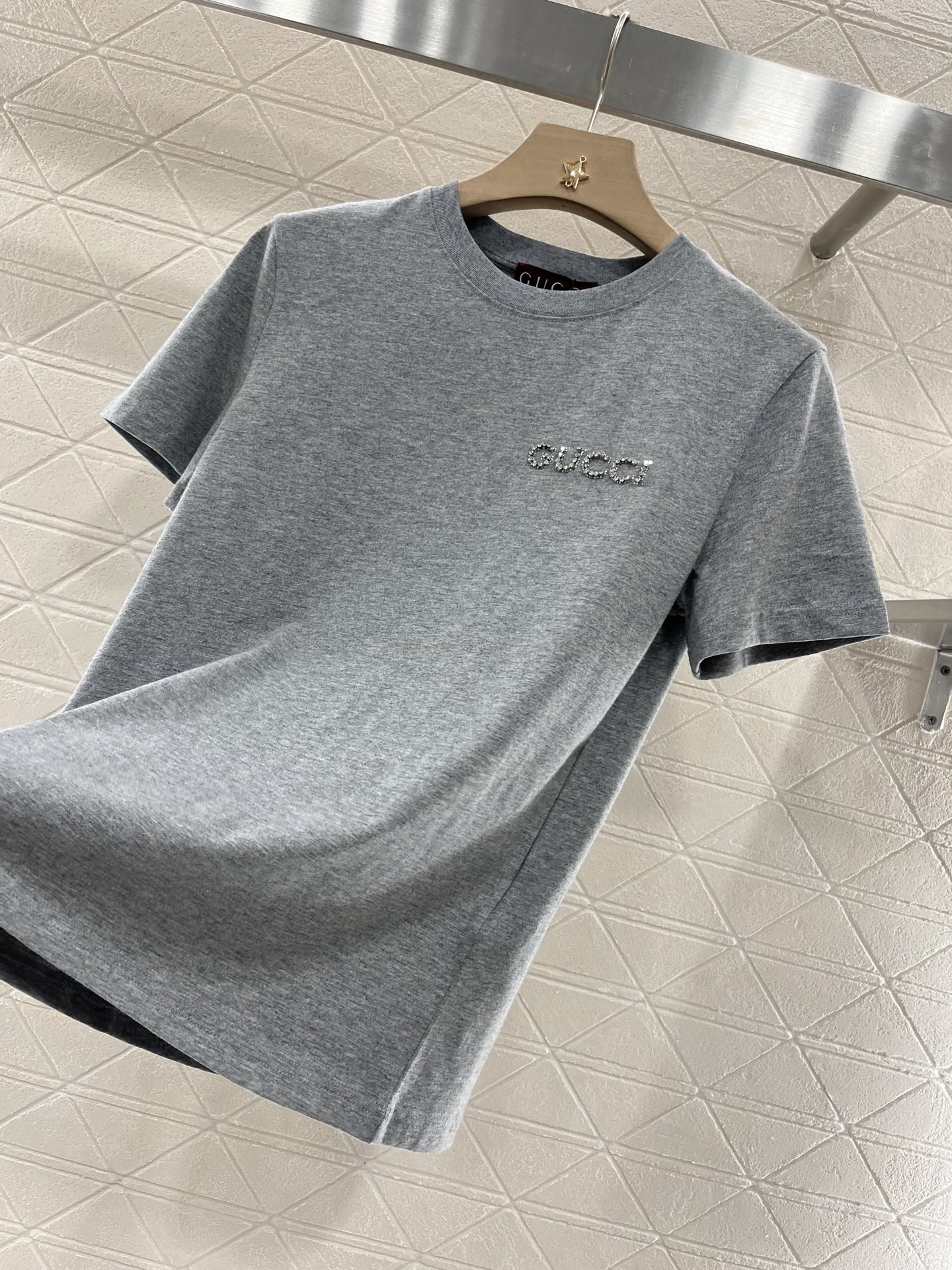♥Gucc*♥2025新品上架
      重工水钻字母𝑇𝑒𝑒
定制YB原生全棉材质 透气舒适 质感十足