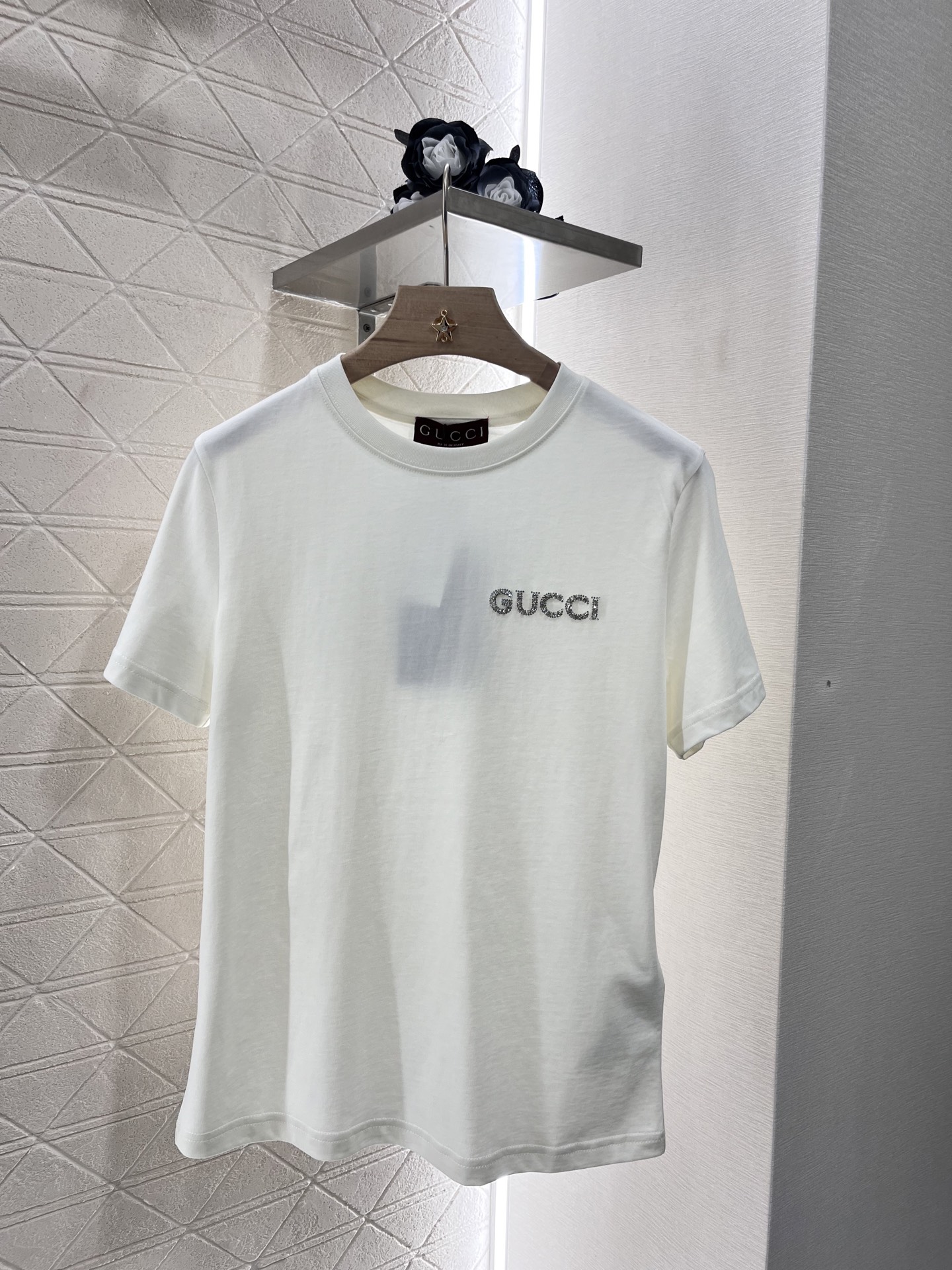 ♥Gucc*♥2025新品上架
      重工水钻字母𝑇𝑒𝑒
定制YB原生全棉材质 透气舒适 质感十足