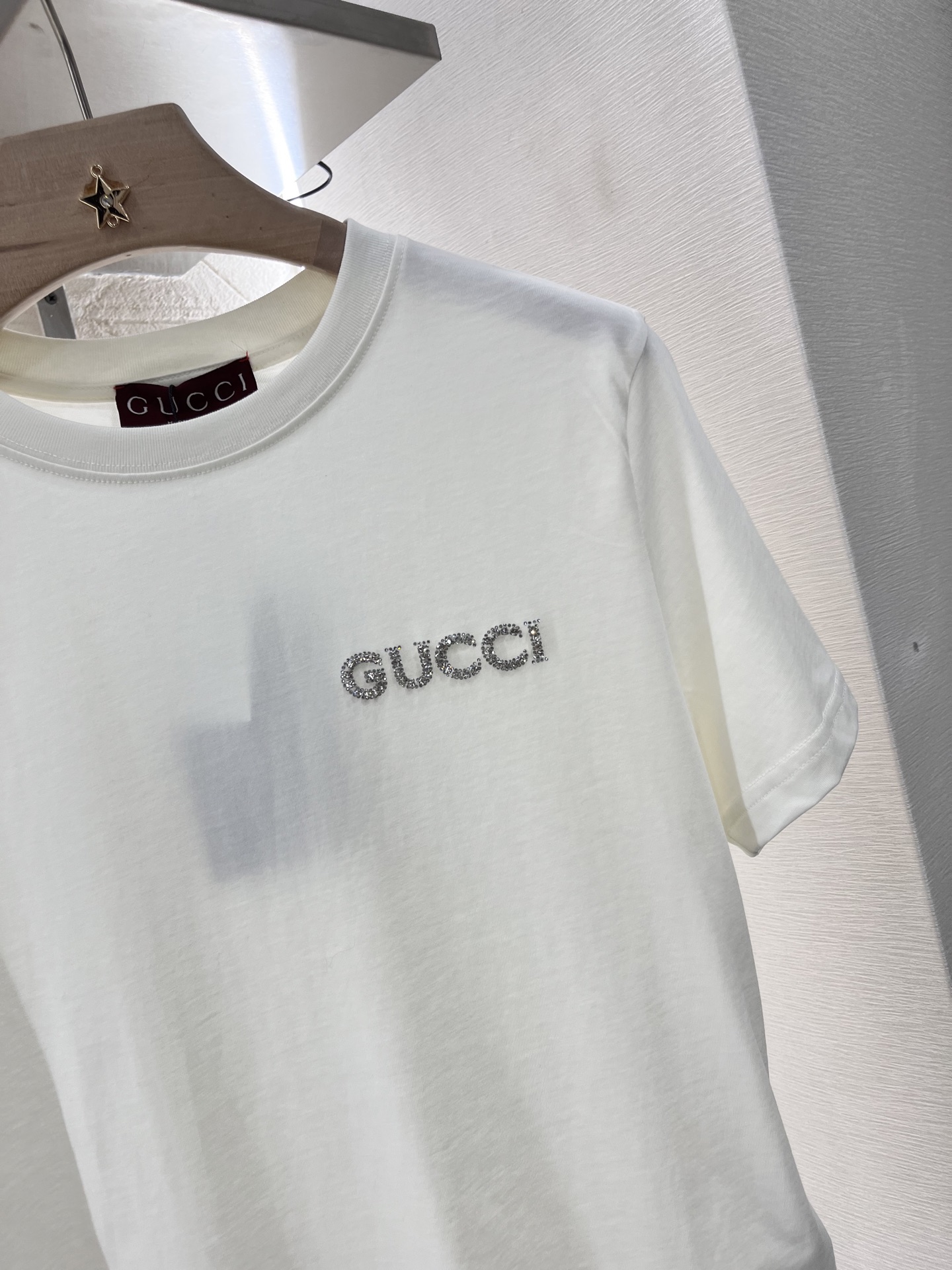 ♥Gucc*♥2025新品上架
      重工水钻字母𝑇𝑒𝑒
定制YB原生全棉材质 透气舒适 质感十足