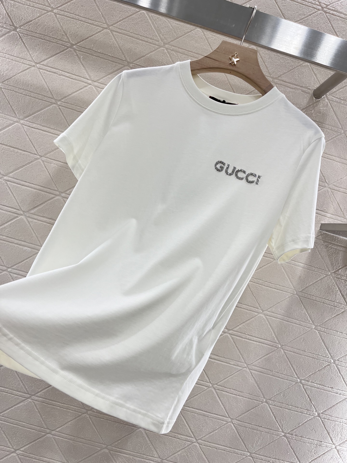 ♥Gucc*♥2025新品上架
      重工水钻字母𝑇𝑒𝑒
定制YB原生全棉材质 透气舒适 质感十足