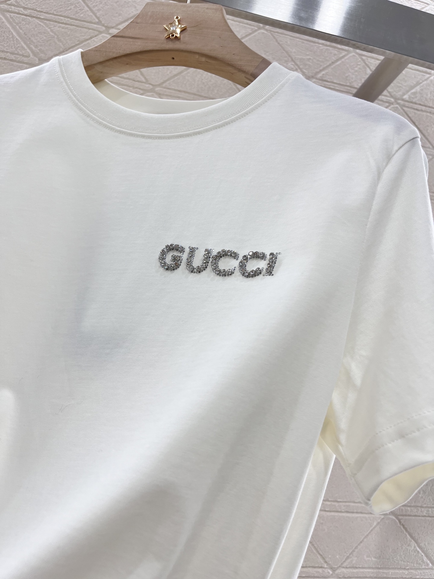 ♥Gucc*♥2025新品上架
      重工水钻字母𝑇𝑒𝑒
定制YB原生全棉材质 透气舒适 质感十足