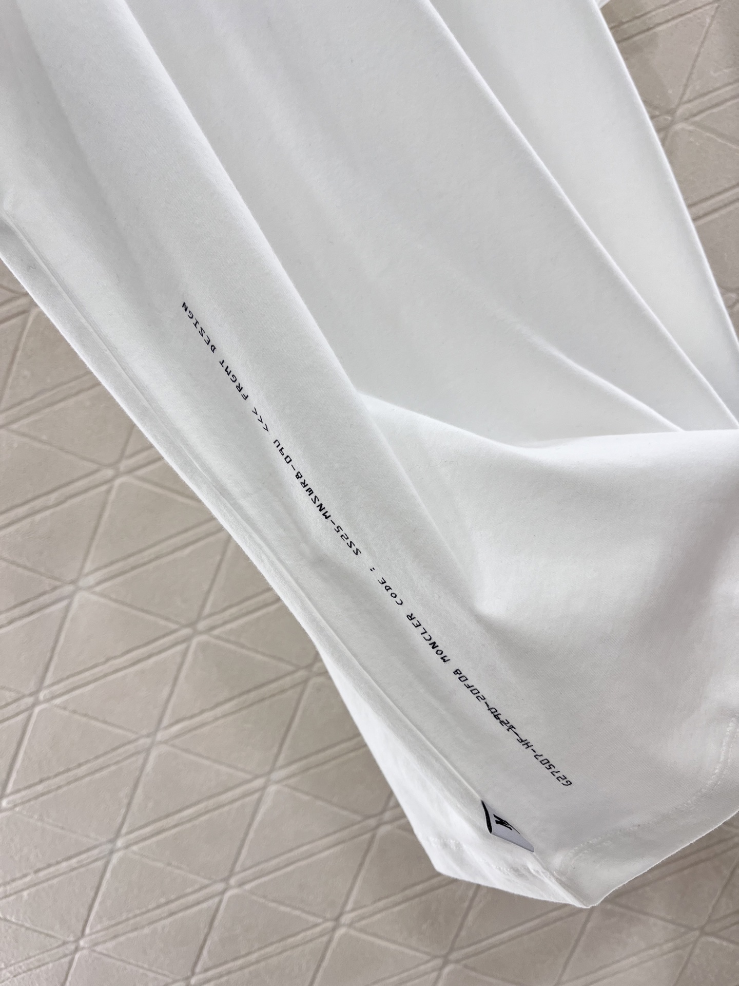 ♥Moncle*♥2025新品上架
      植绒兔子字母𝑇𝑒𝑒
定制YB原生全棉材质 透气舒适 质感