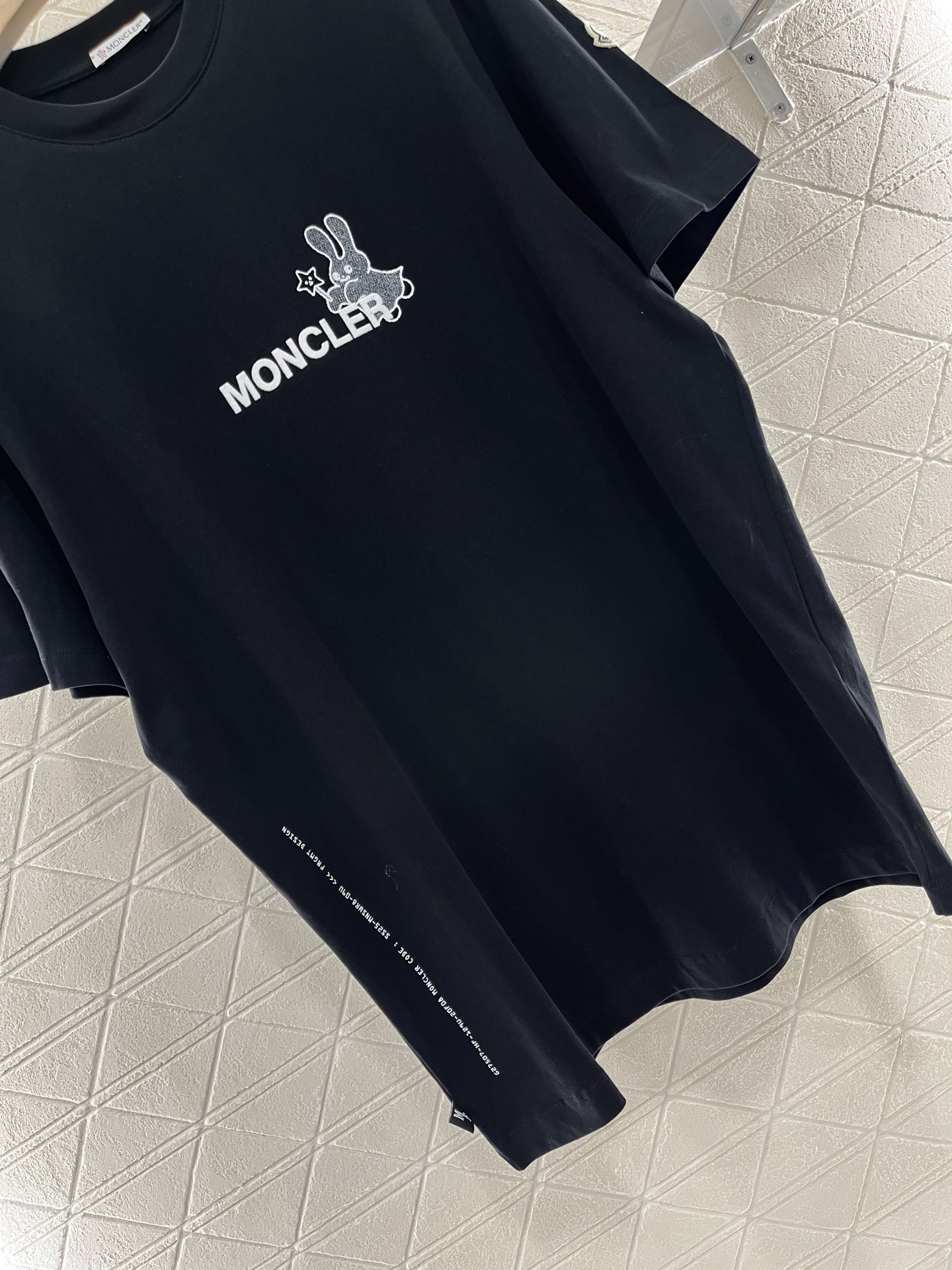 ♥Moncle*♥2025新品上架
     植绒兔子字母𝑇𝑒𝑒
定制YB原生全棉材质 透气舒适 质感十