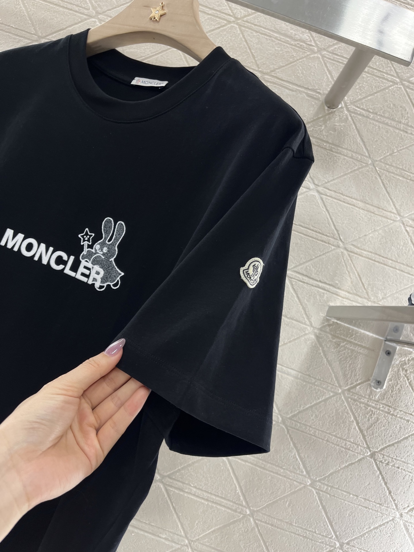 ♥Moncle*♥2025新品上架
     植绒兔子字母𝑇𝑒𝑒
定制YB原生全棉材质 透气舒适 质感十