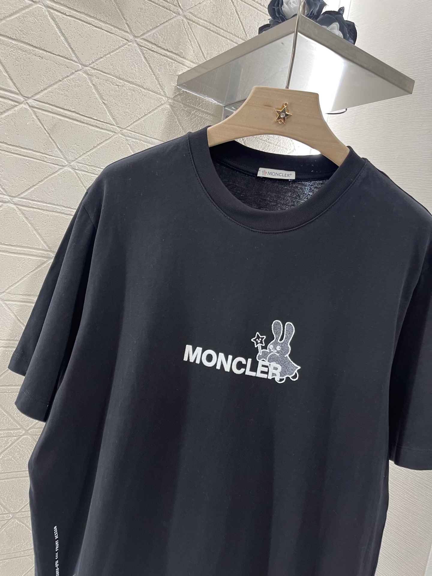 ♥Moncle*♥2025新品上架
     植绒兔子字母𝑇𝑒𝑒
定制YB原生全棉材质 透气舒适 质感十