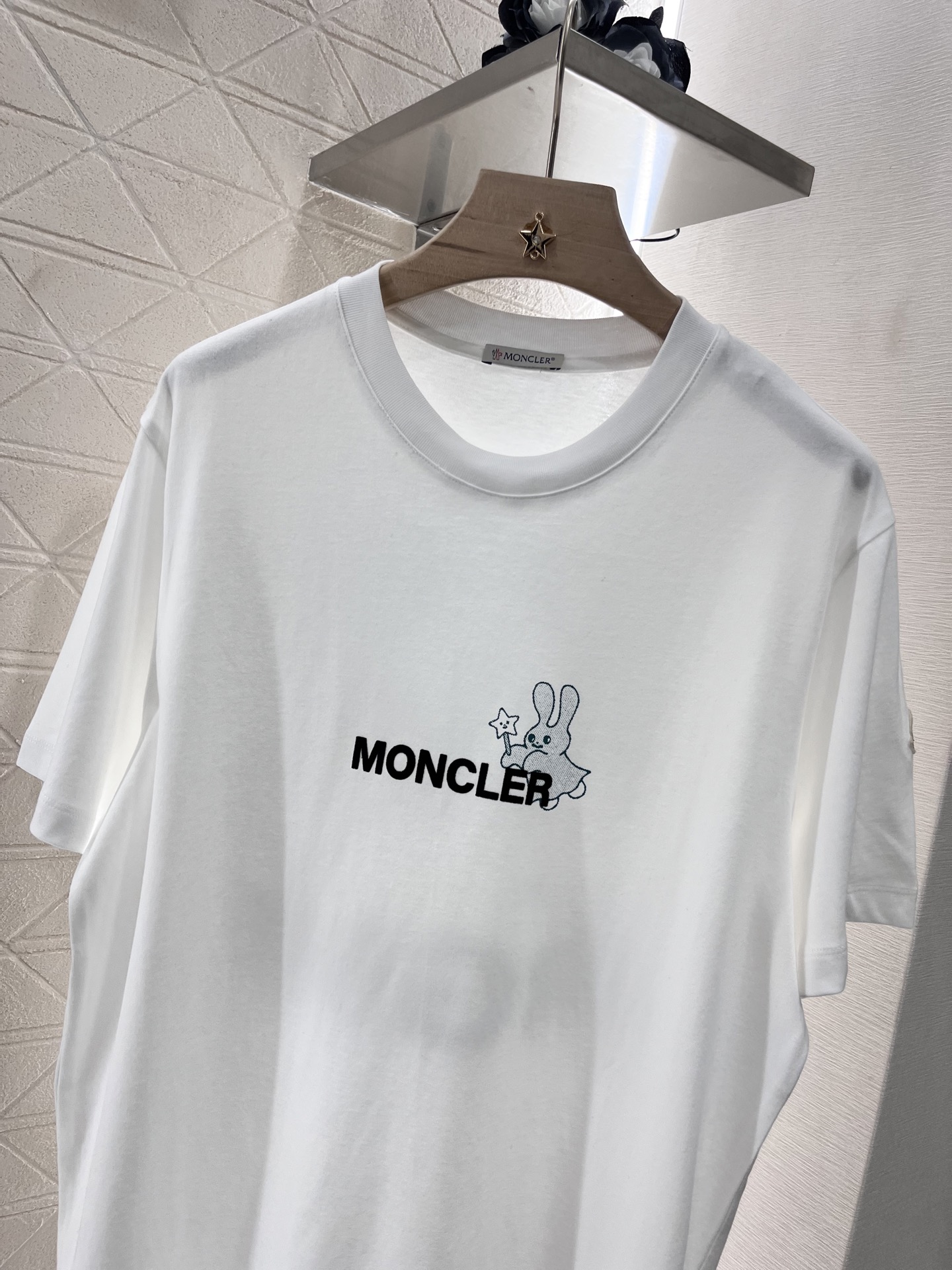 ♥Moncle*♥2025新品上架
     植绒兔子字母𝑇𝑒𝑒
定制YB原生全棉材质 透气舒适 质感十