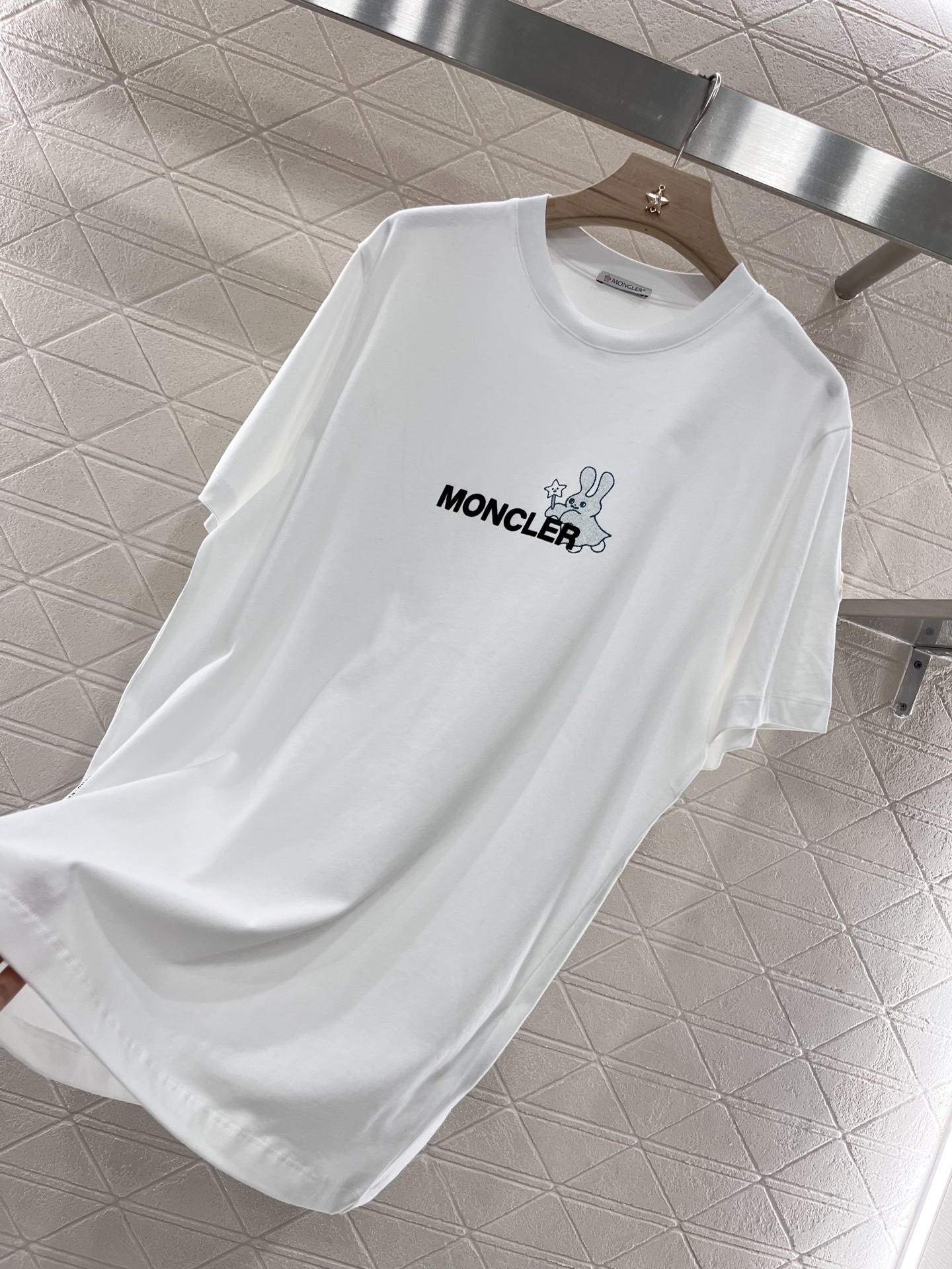 ♥Moncle*♥2025新品上架
     植绒兔子字母𝑇𝑒𝑒
定制YB原生全棉材质 透气舒适 质感十