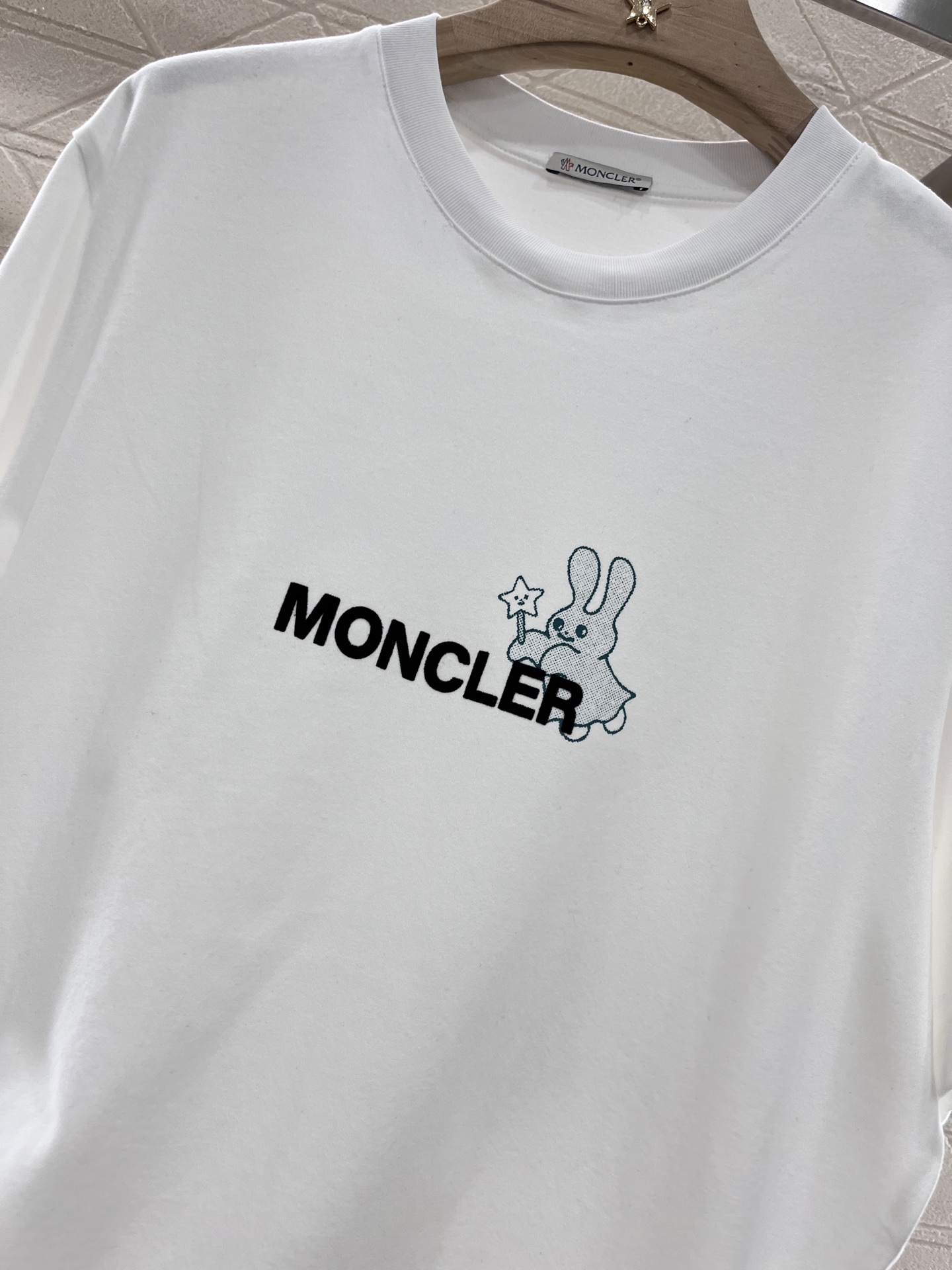 ♥Moncle*♥2025新品上架
     植绒兔子字母𝑇𝑒𝑒
定制YB原生全棉材质 透气舒适 质感十