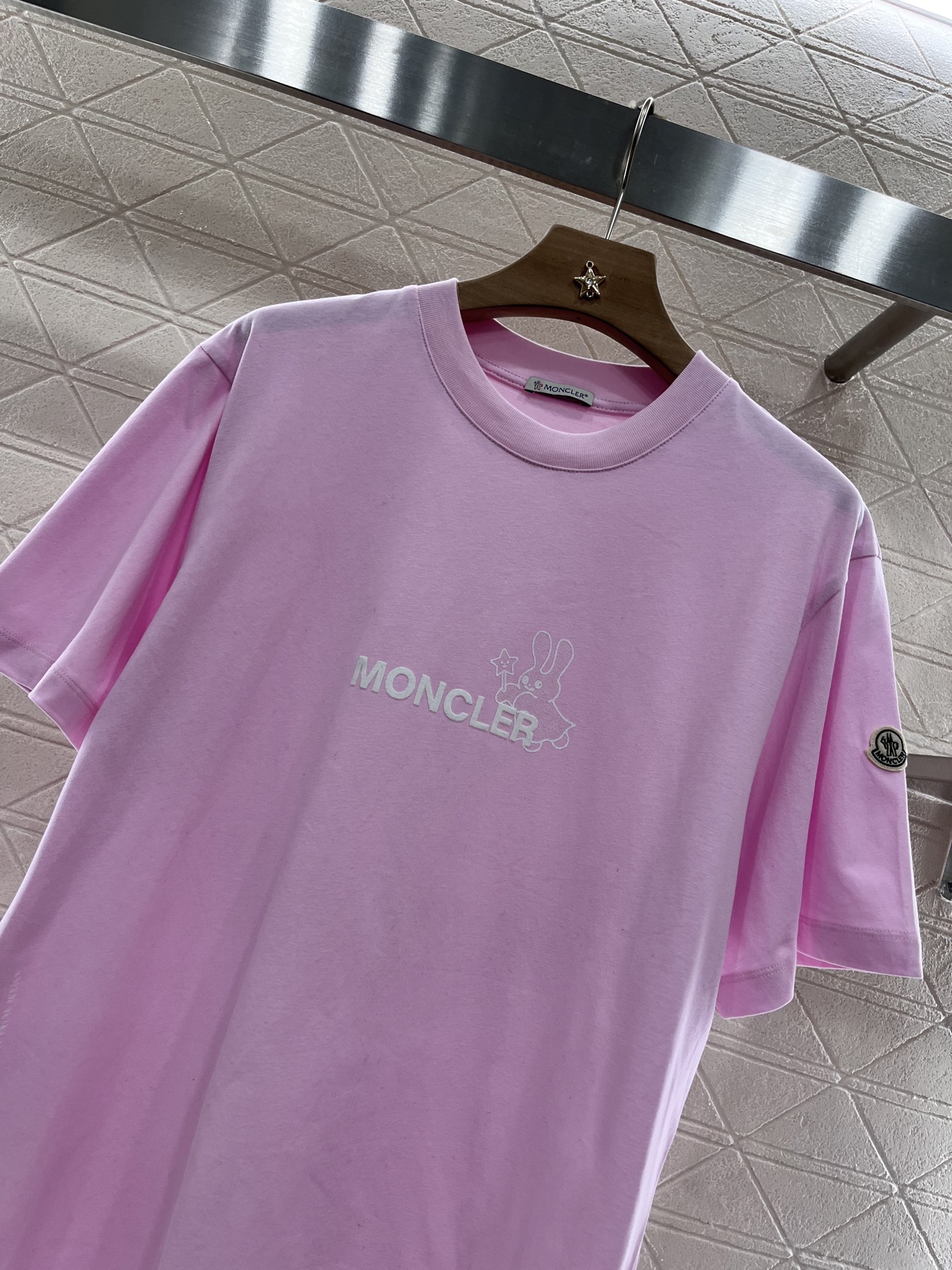 ♥Moncle*♥2025新品上架
     植绒兔子字母𝑇𝑒𝑒
定制YB原生全棉材质 透气舒适 质感十