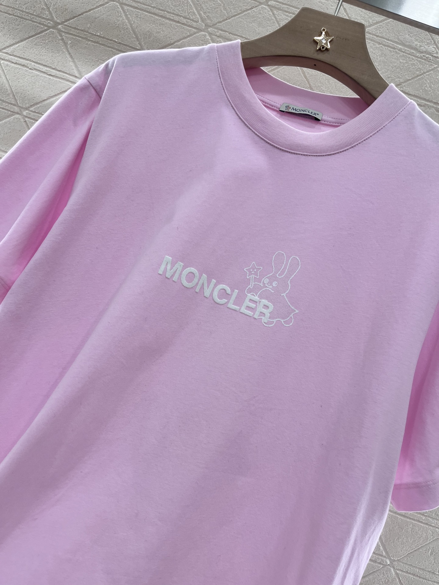 ♥Moncle*♥2025新品上架
     植绒兔子字母𝑇𝑒𝑒
定制YB原生全棉材质 透气舒适 质感十