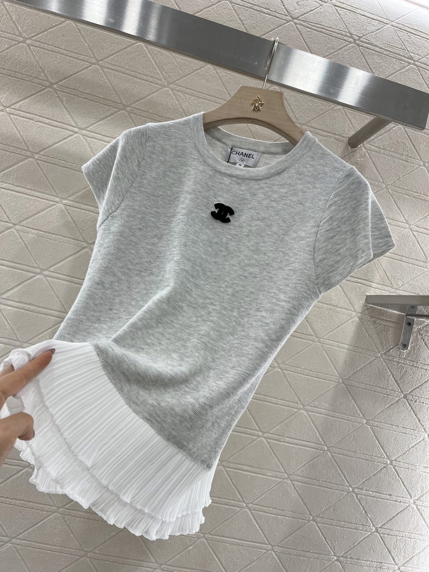 ♥Chane*♥2025新品上架
    圆领花边针织短袖
定制YB羊毛纱线织造 细腻肌理 柔软舒适 圆