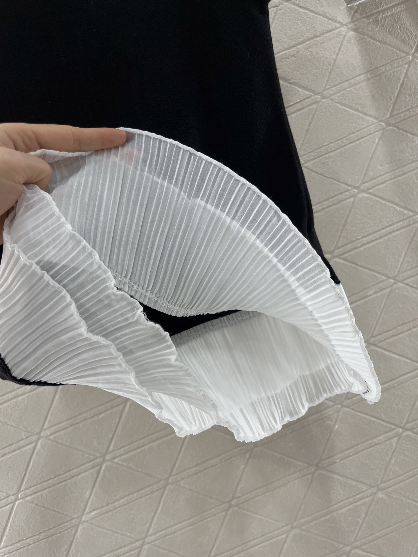♥Chane*♥2025新品上架
    圆领花边针织短袖
定制YB羊毛纱线织造 细腻肌理 柔软舒适 圆