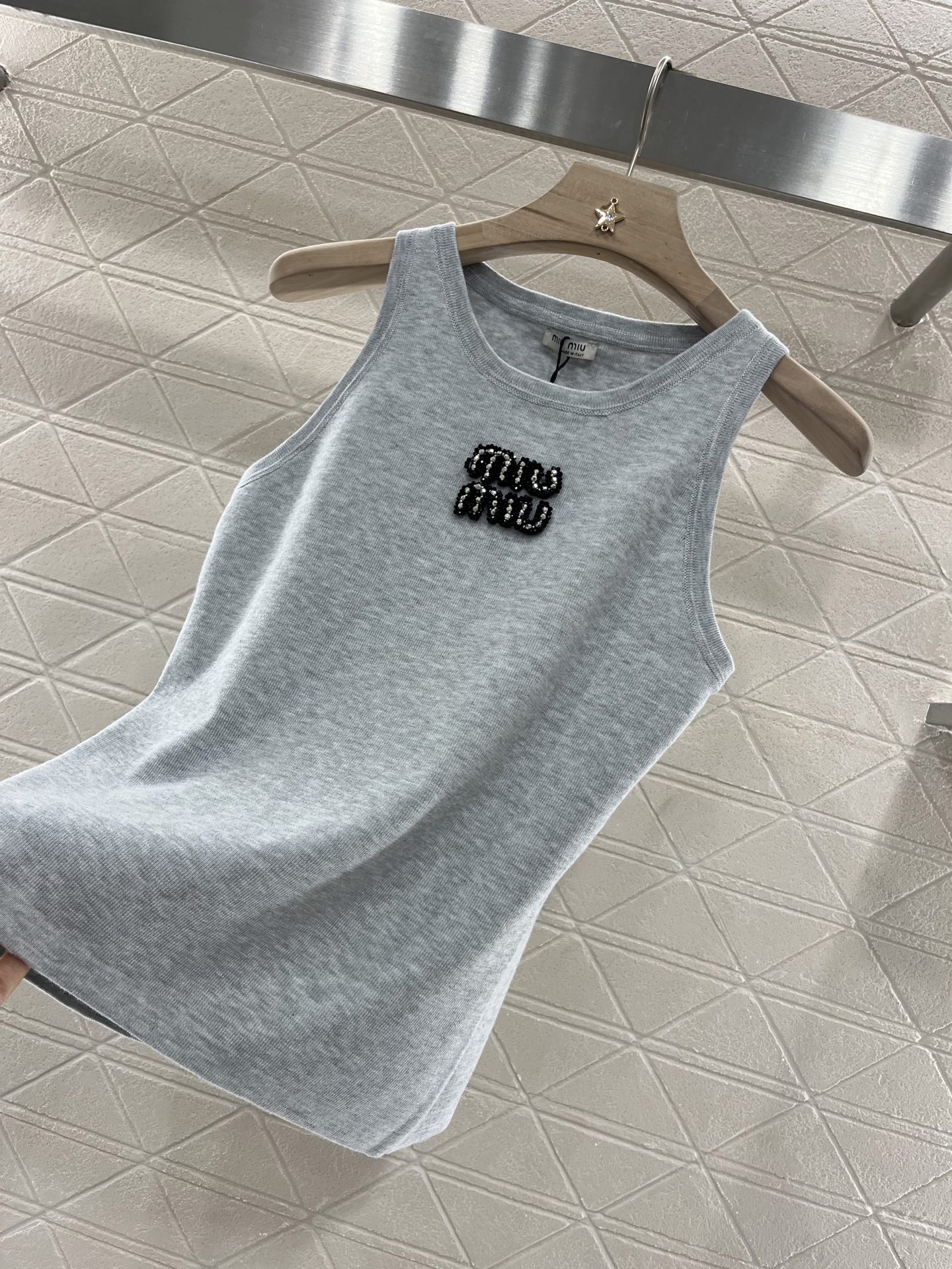 ♥Miumi*♥2025新品上架
     钉珠亮片羊毛背心
定制YB羊毛纱线织造 舒适软糯 弹力十足 