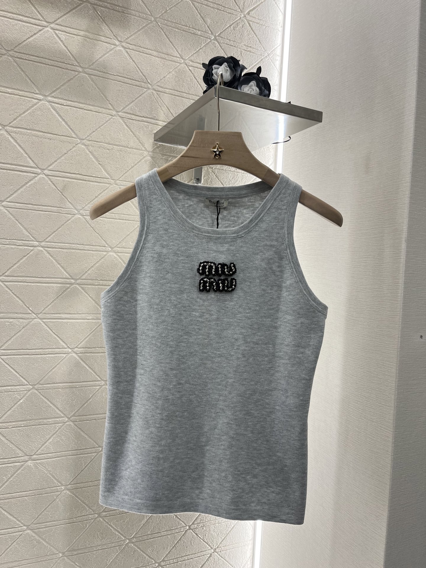 ♥Miumi*♥2025新品上架
     钉珠亮片羊毛背心
定制YB羊毛纱线织造 舒适软糯 弹力十足 
