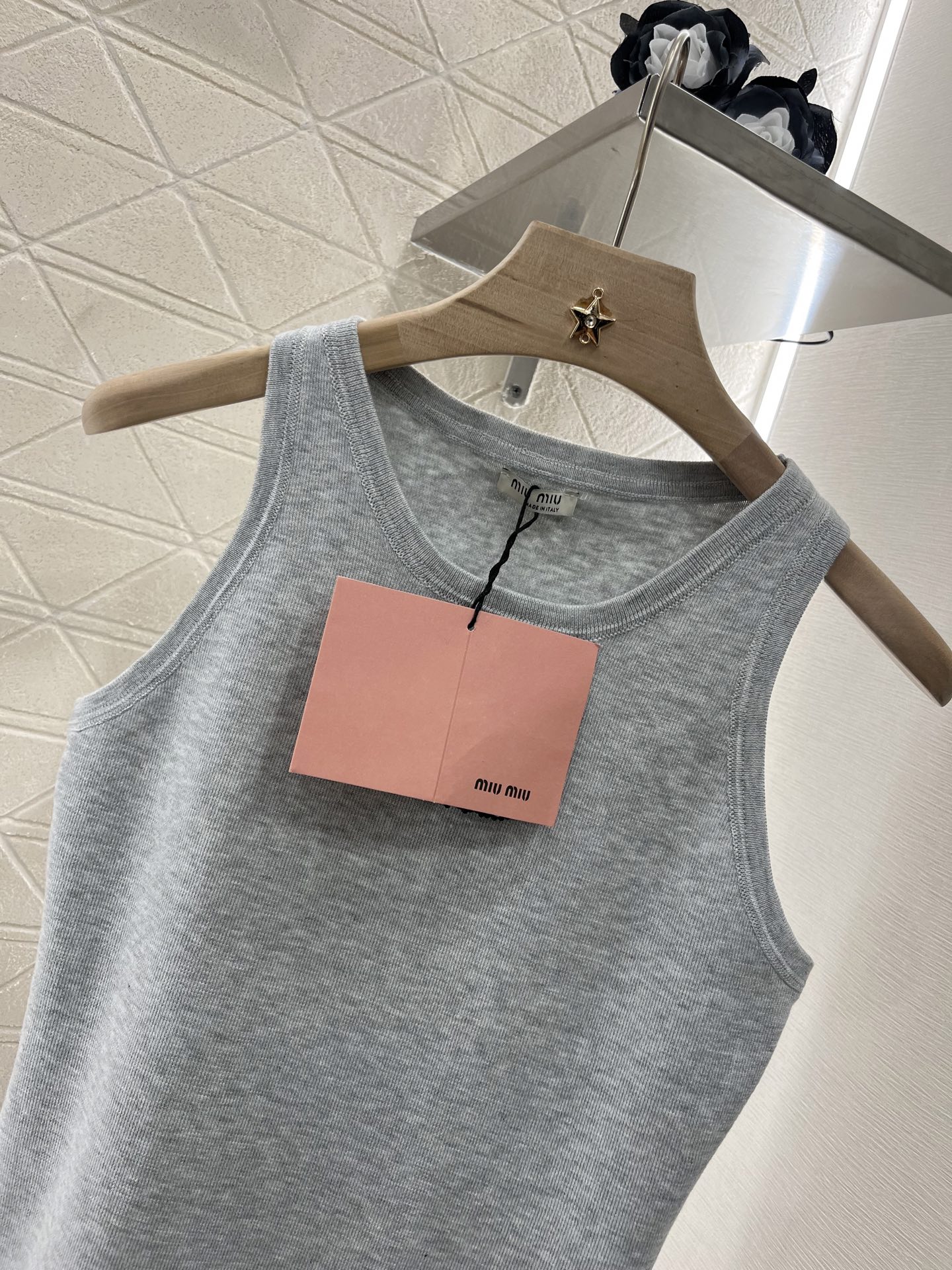 ♥Miumi*♥2025新品上架
     钉珠亮片羊毛背心
定制YB羊毛纱线织造 舒适软糯 弹力十足 