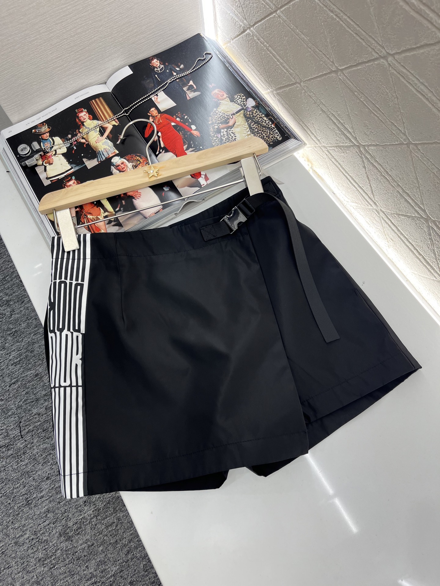 ♥Dio*♥2025新品上架
  字母飞行夹克裙裤套装
定制YB进口环保尼龙材质 质感光泽 微挺有型 短