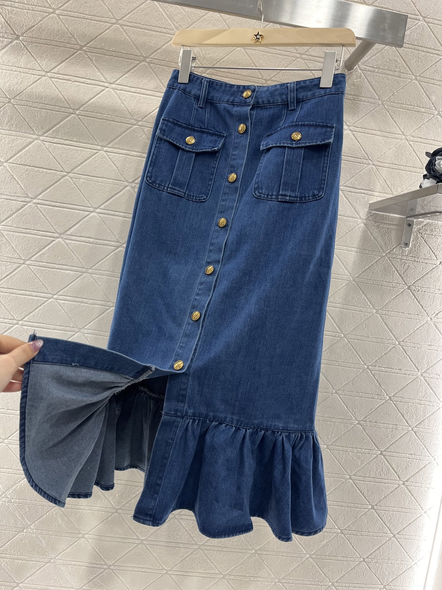 ♥Valentin*♥2025新品上架
    牛仔鱼尾半裙
定制YB斜纹棉牛仔材质 质感十足 水洗做旧