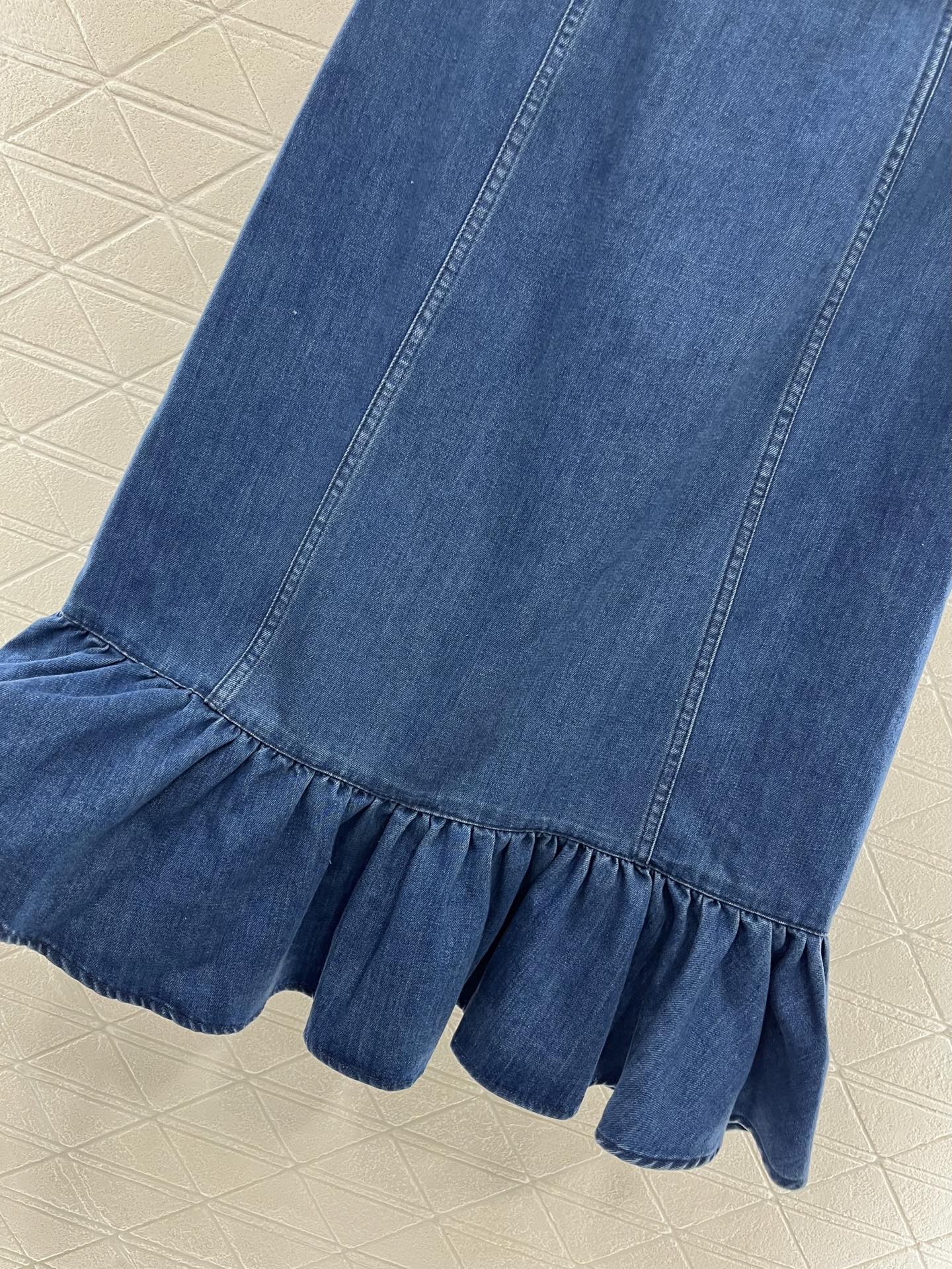 ♥Valentin*♥2025新品上架
    牛仔鱼尾半裙
定制YB斜纹棉牛仔材质 质感十足 水洗做旧