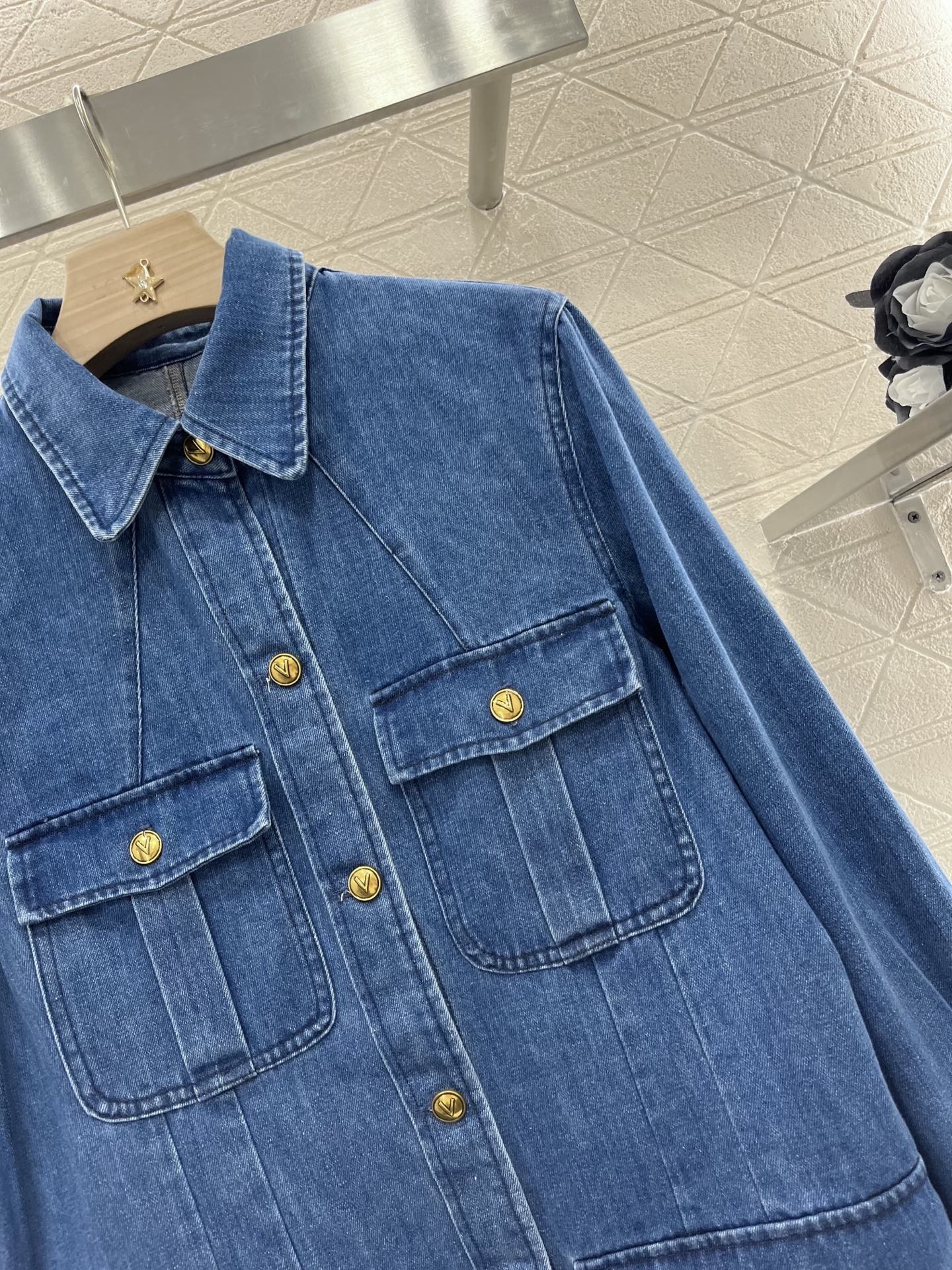 ♥Valentin*♥2025新品上架
    腰带长款牛仔外套裙
定制YB斜纹棉牛仔材质 酵素水洗 呈