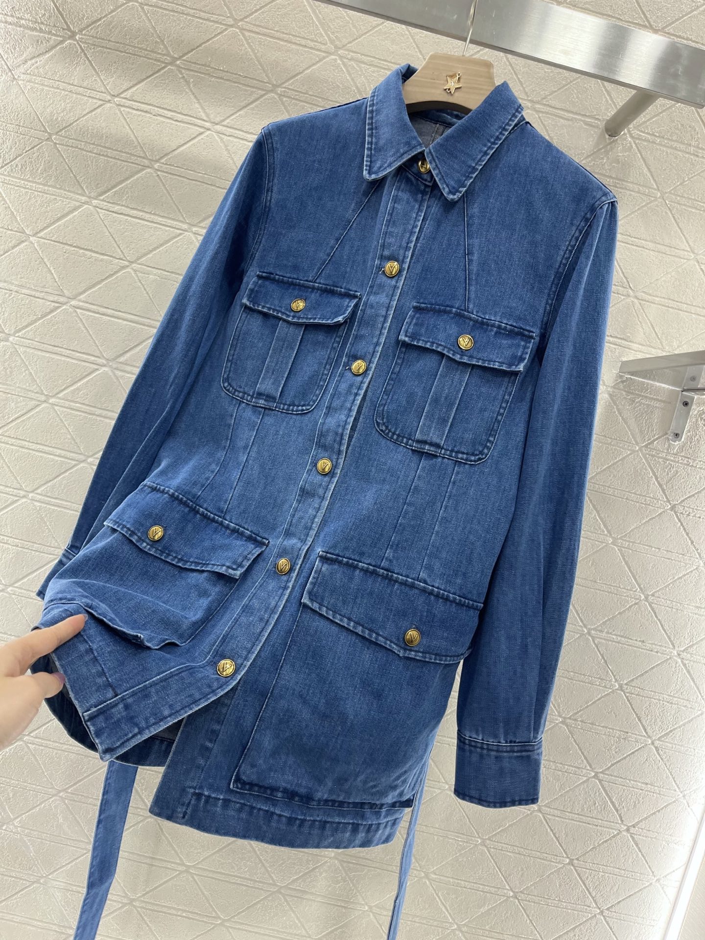 ♥Valentin*♥2025新品上架
    腰带长款牛仔外套裙
定制YB斜纹棉牛仔材质 酵素水洗 呈