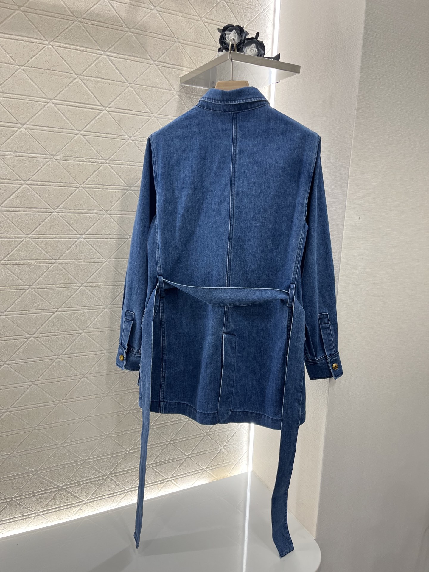 ♥Valentin*♥2025新品上架
    腰带长款牛仔外套裙
定制YB斜纹棉牛仔材质 酵素水洗 呈