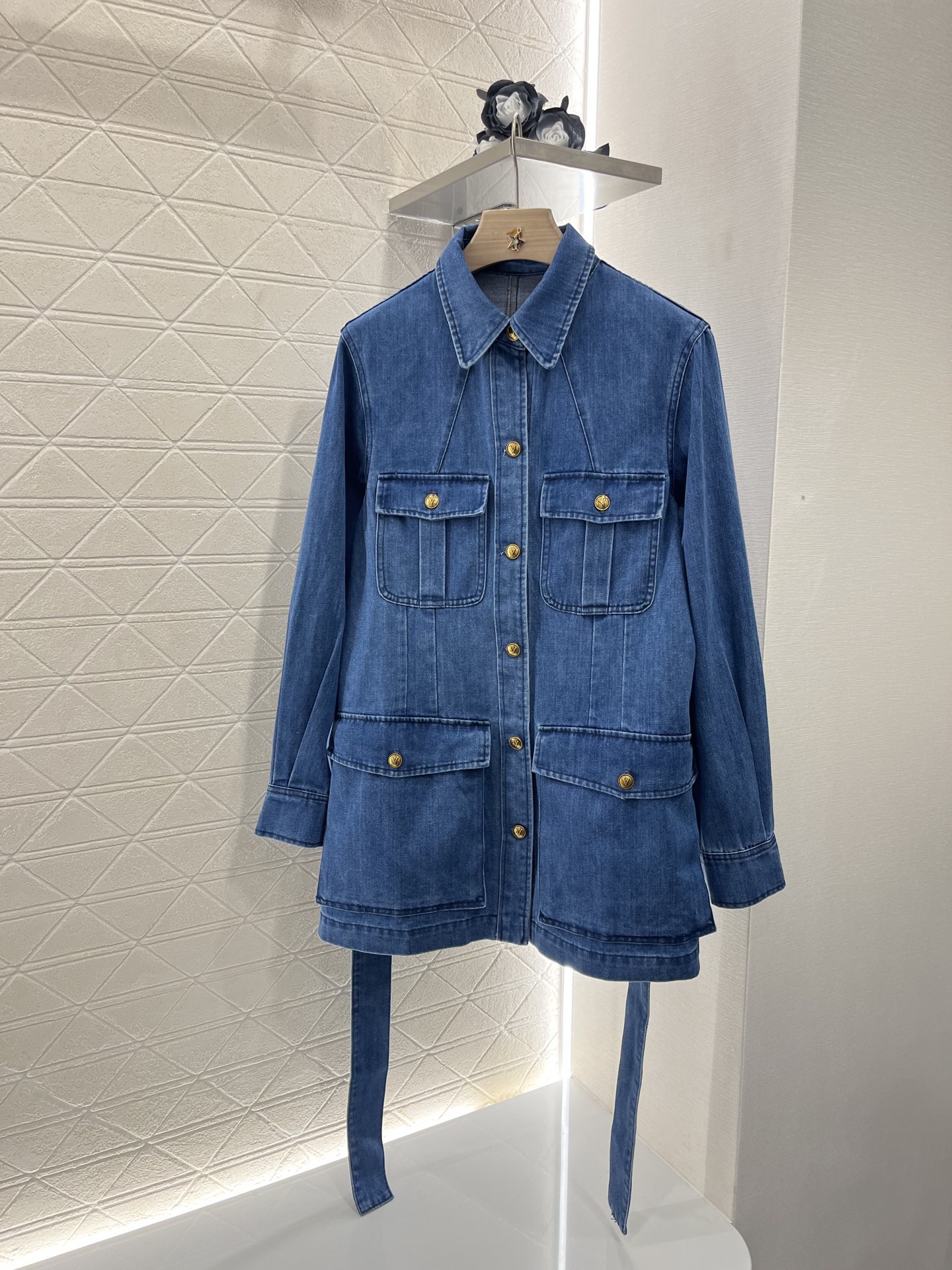 ♥Valentin*♥2025新品上架
    腰带长款牛仔外套裙
定制YB斜纹棉牛仔材质 酵素水洗 呈